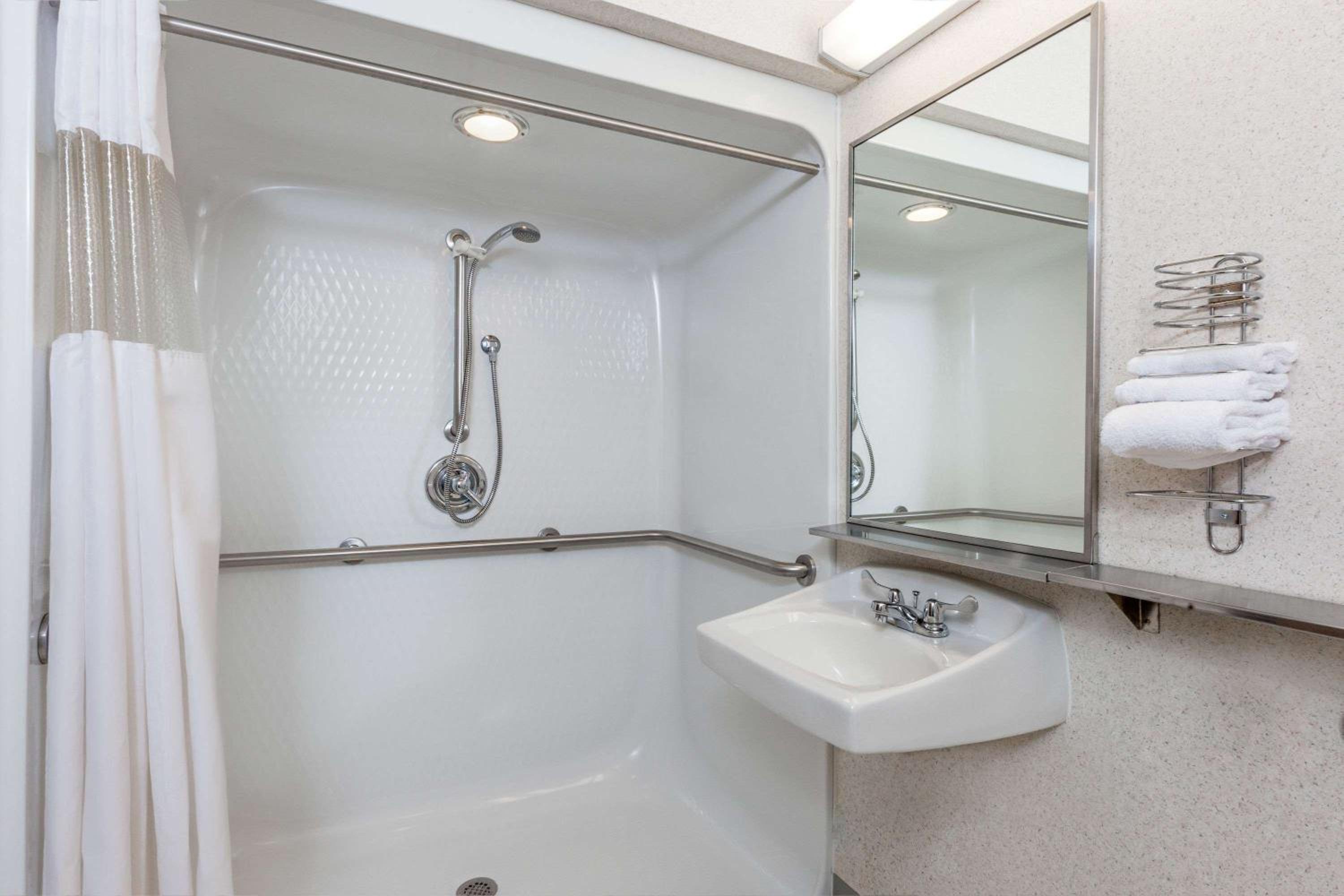 King Room with Bath Tub - Mobility Accessible/Non-Smoking - Photo 7