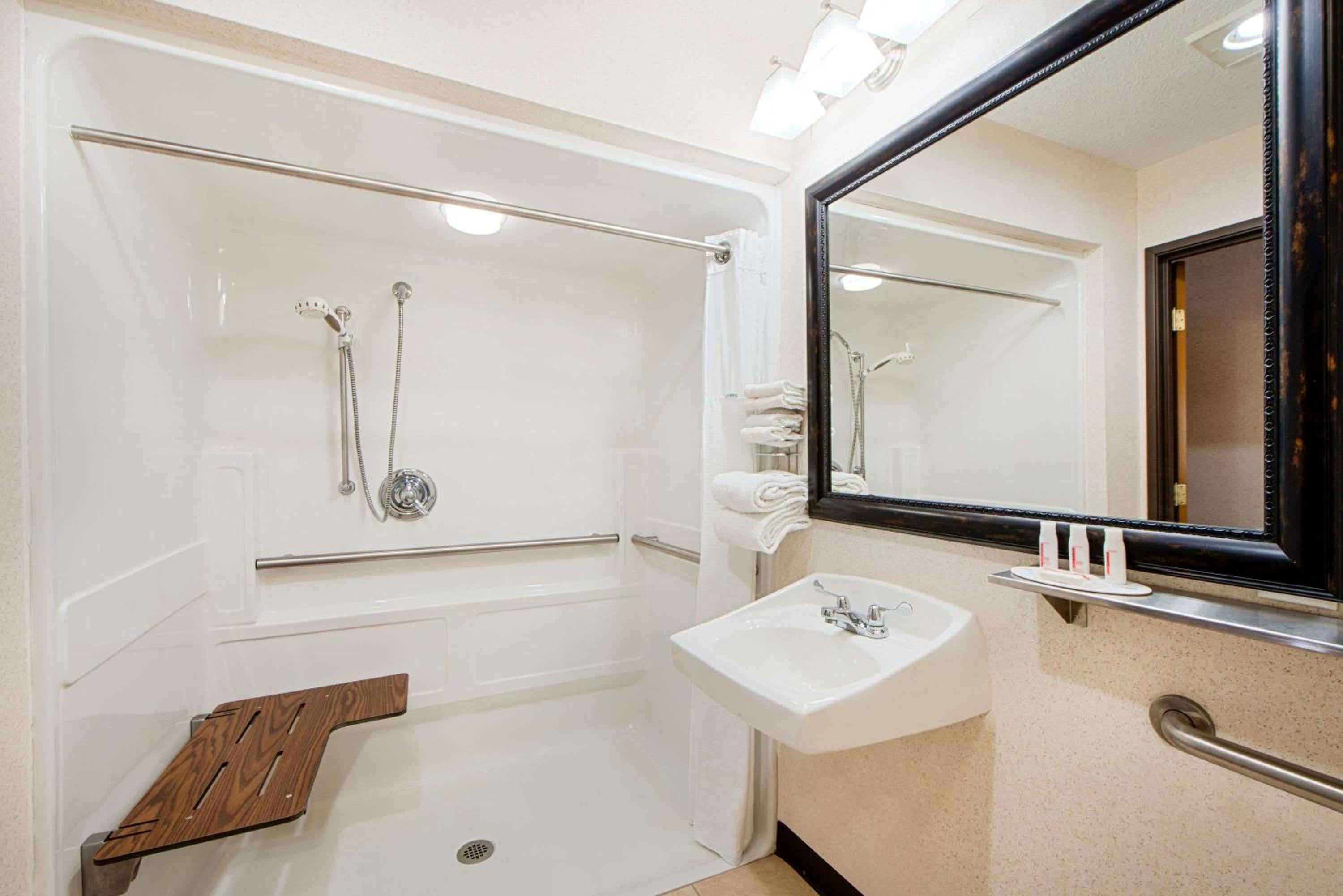 Queen Room - Mobility Access/Non-Smoking - Photo 3