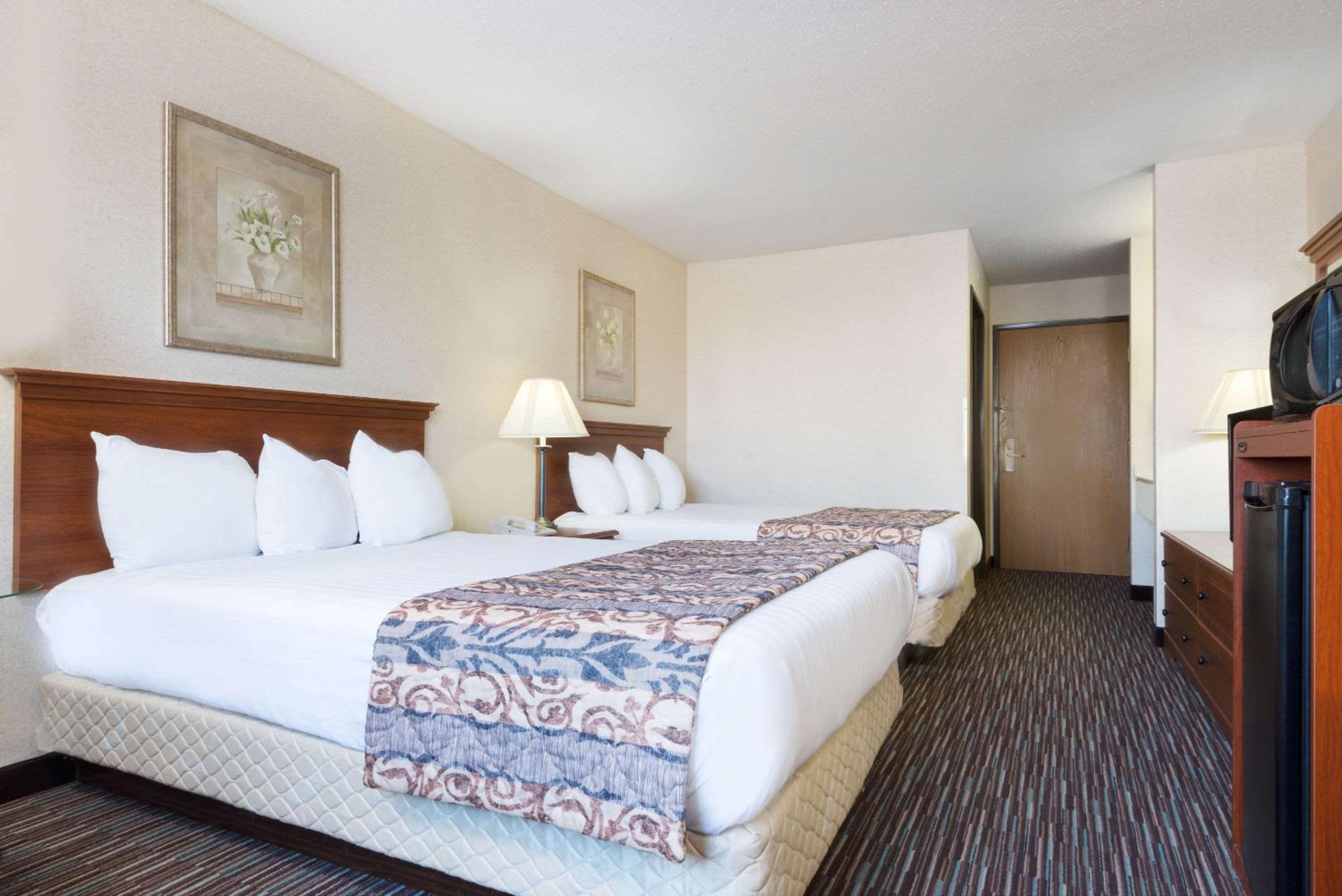 Double Room with Two Double Beds - Non-Smoking - Photo 3