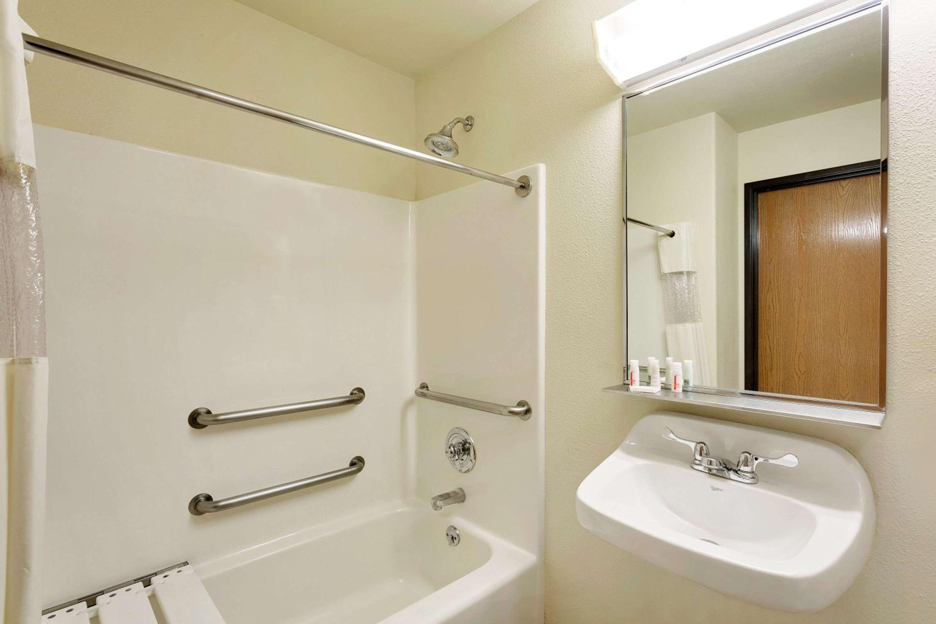 Deluxe Double Room - Disability Access - Non-Smoking
