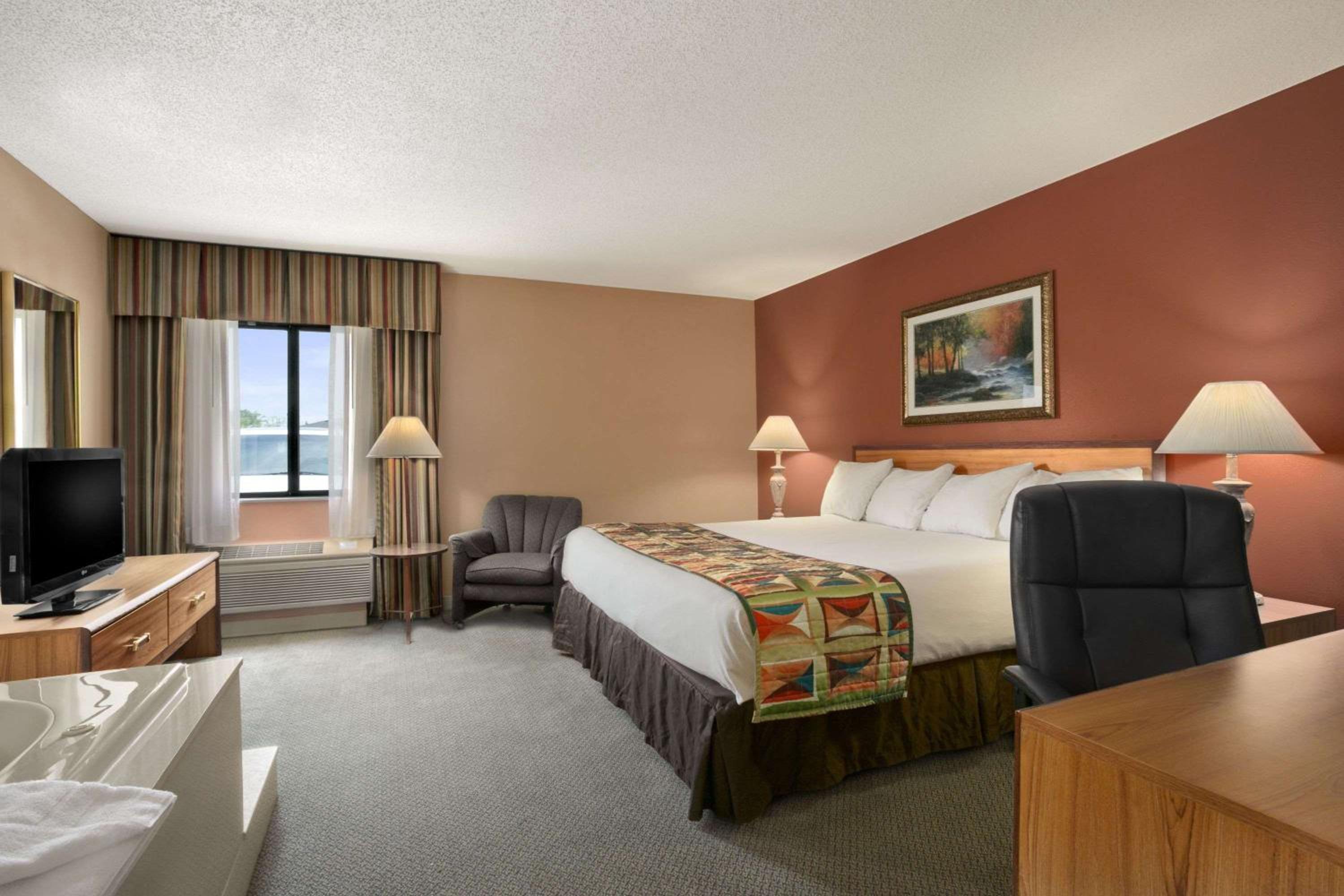 King Studio Suite - Non-Smoking - Photo 3