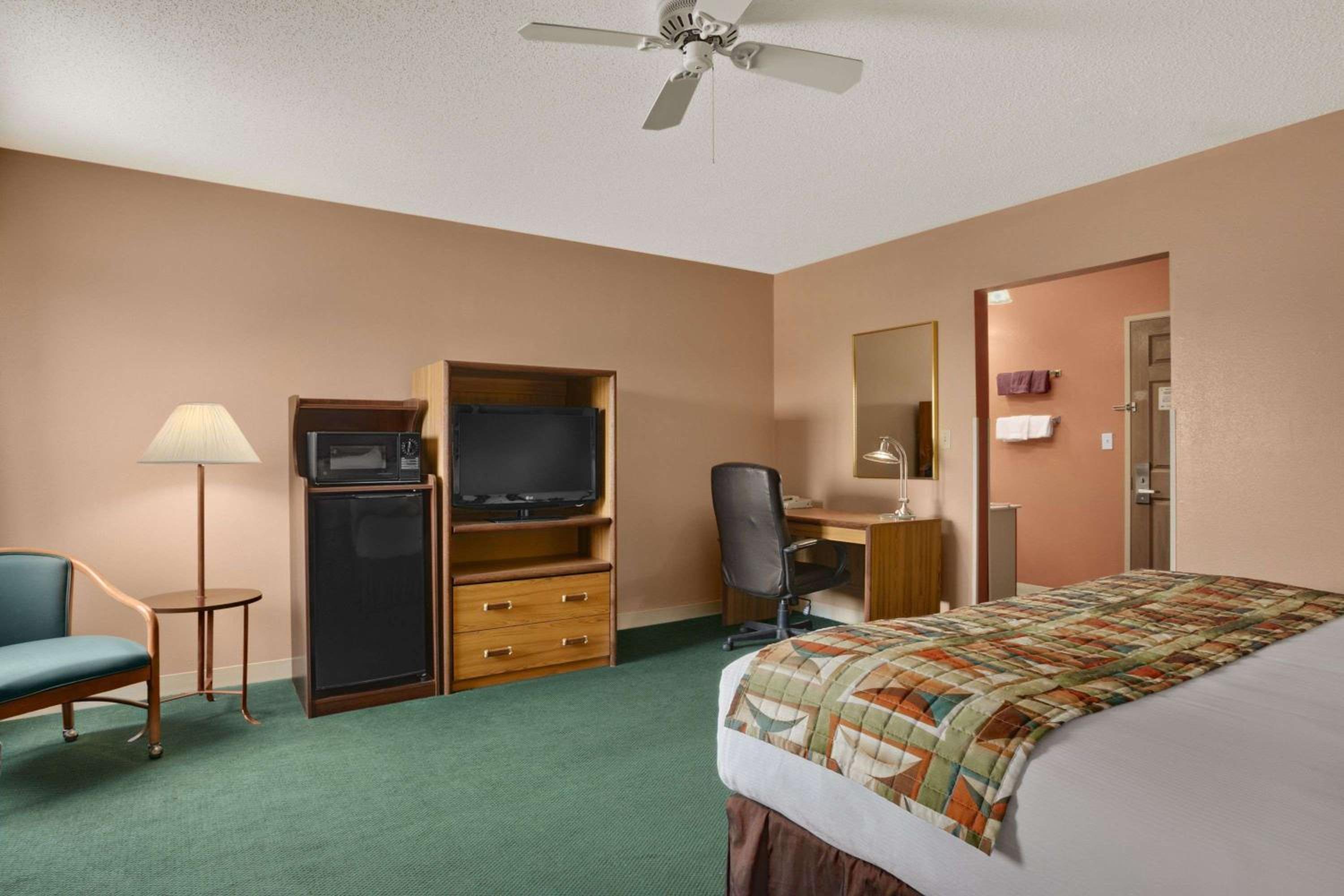 King Room - Non-Smoking - Photo 4