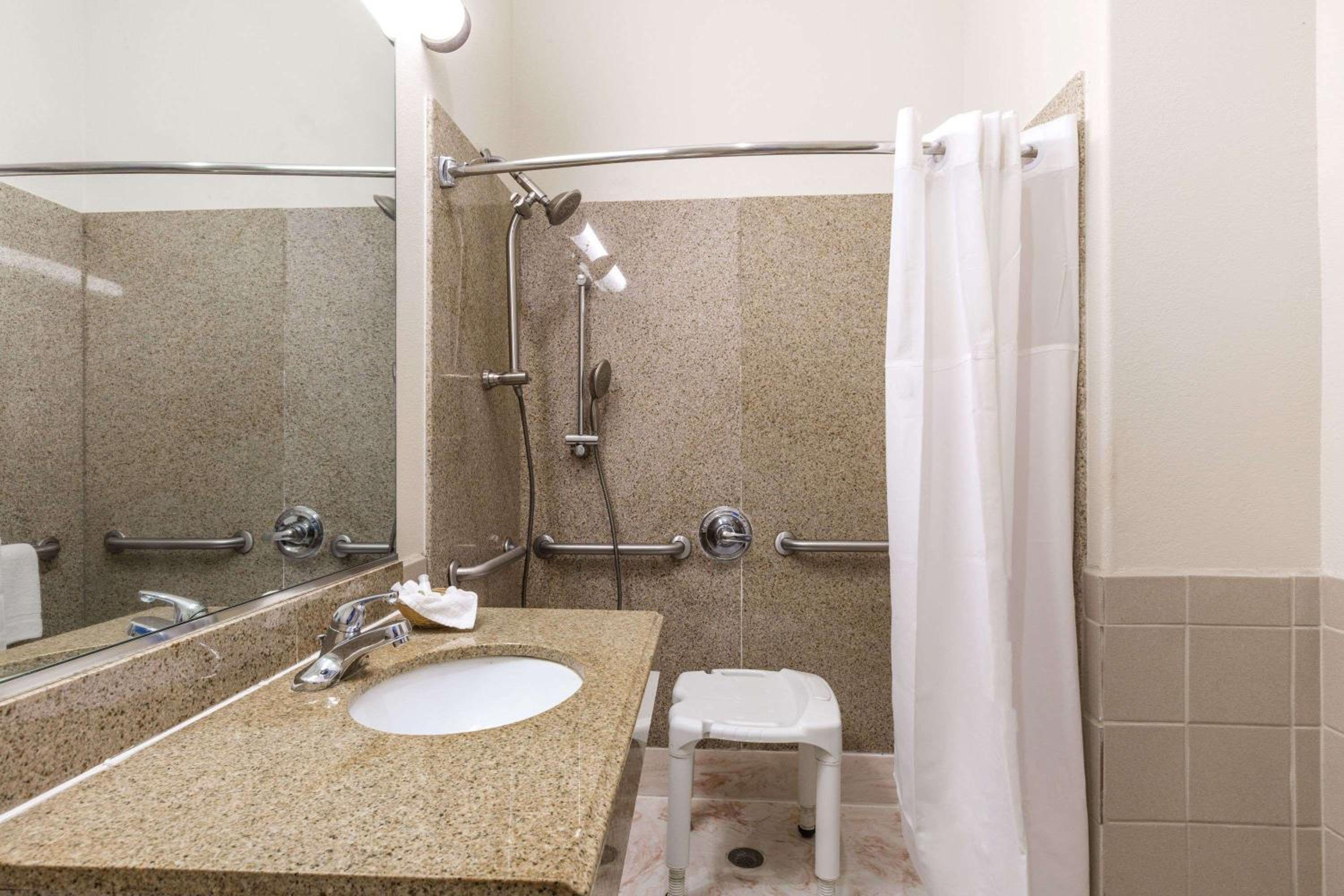 2 King Beds, Mobility Accessible Room, Roll-In Shower, Non-Smoking - Photo 2
