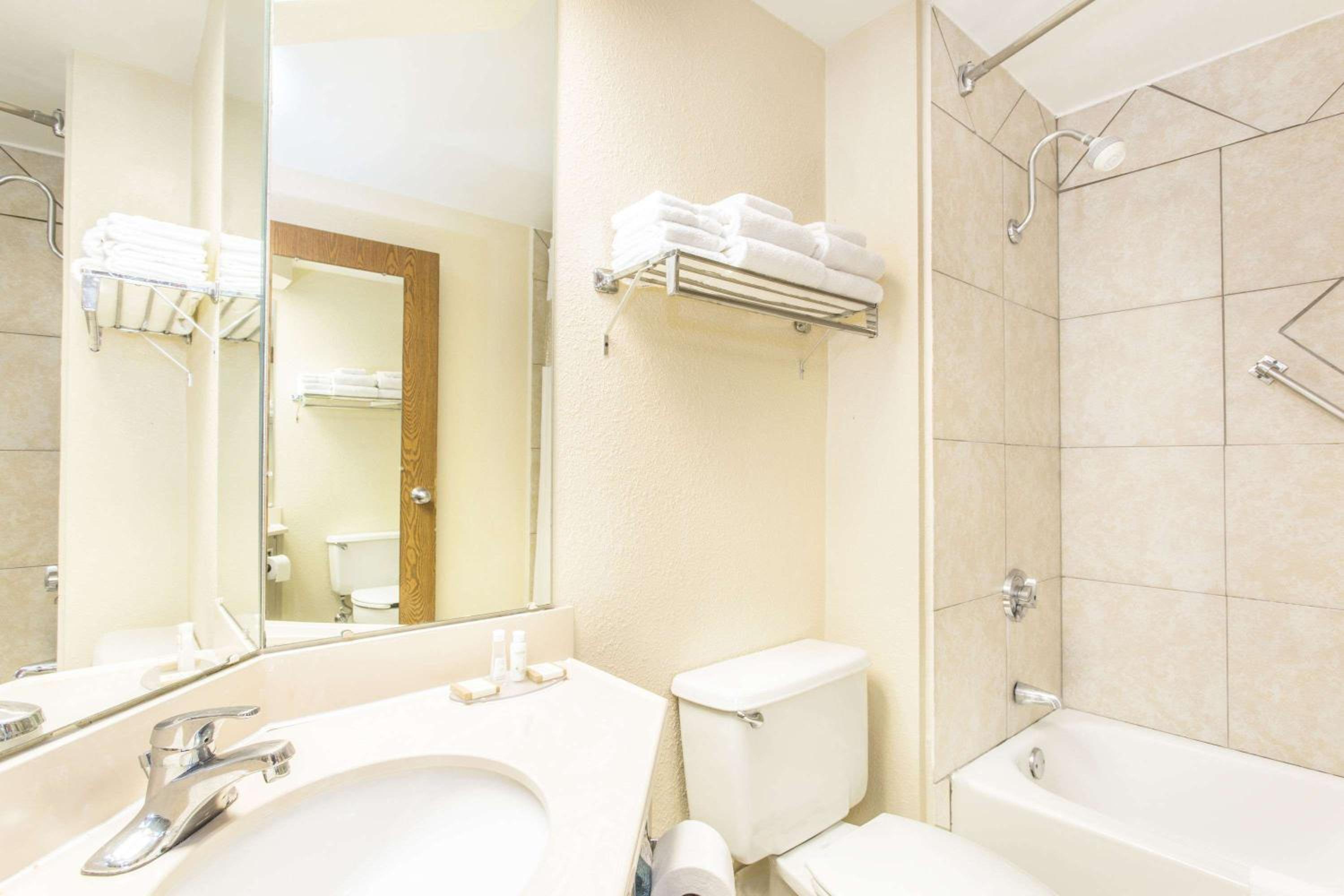 Double Room with Two Double Beds - Non-Smoking - Photo 2