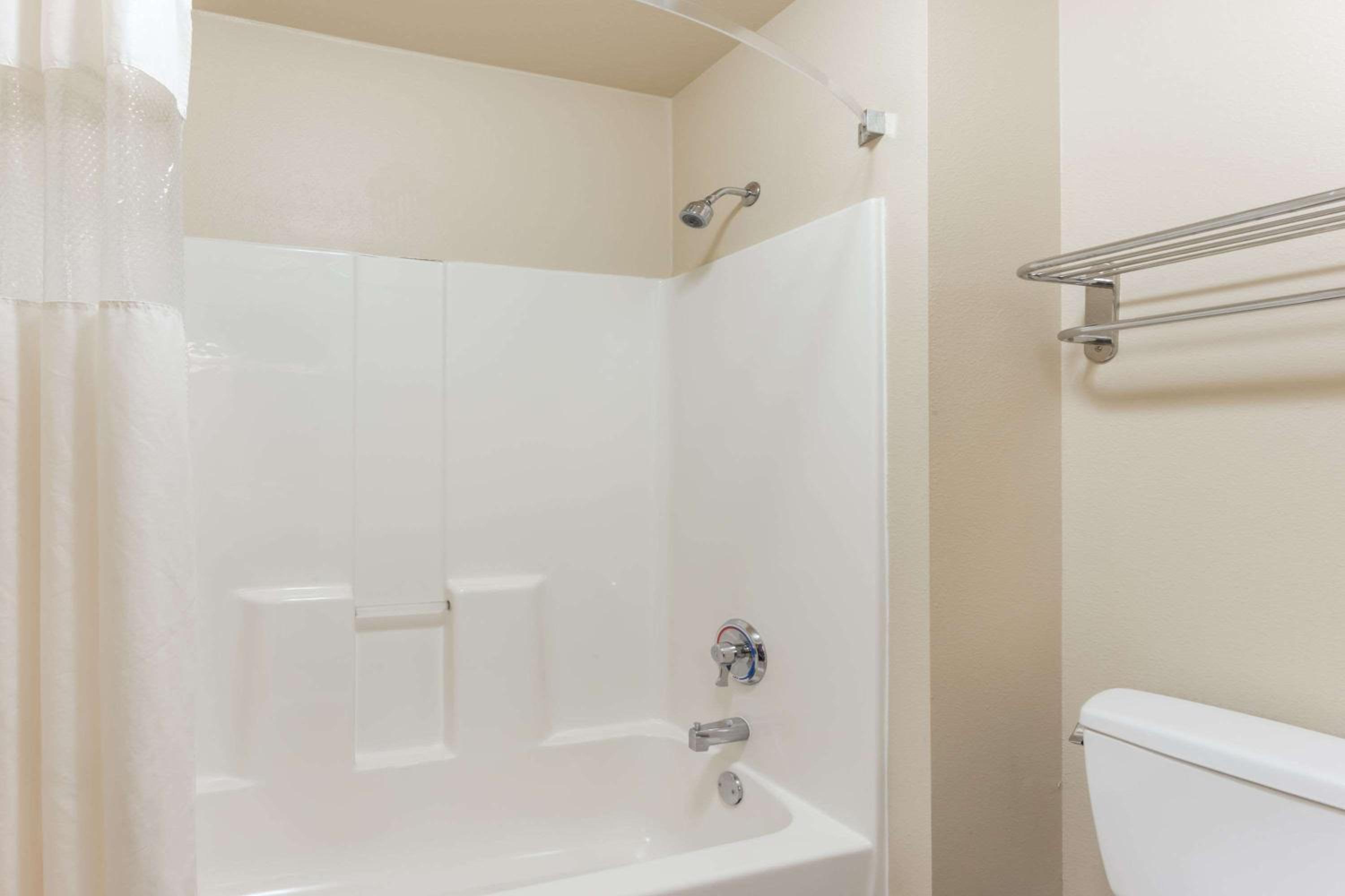 King Room - Non-Smoking - Photo 2