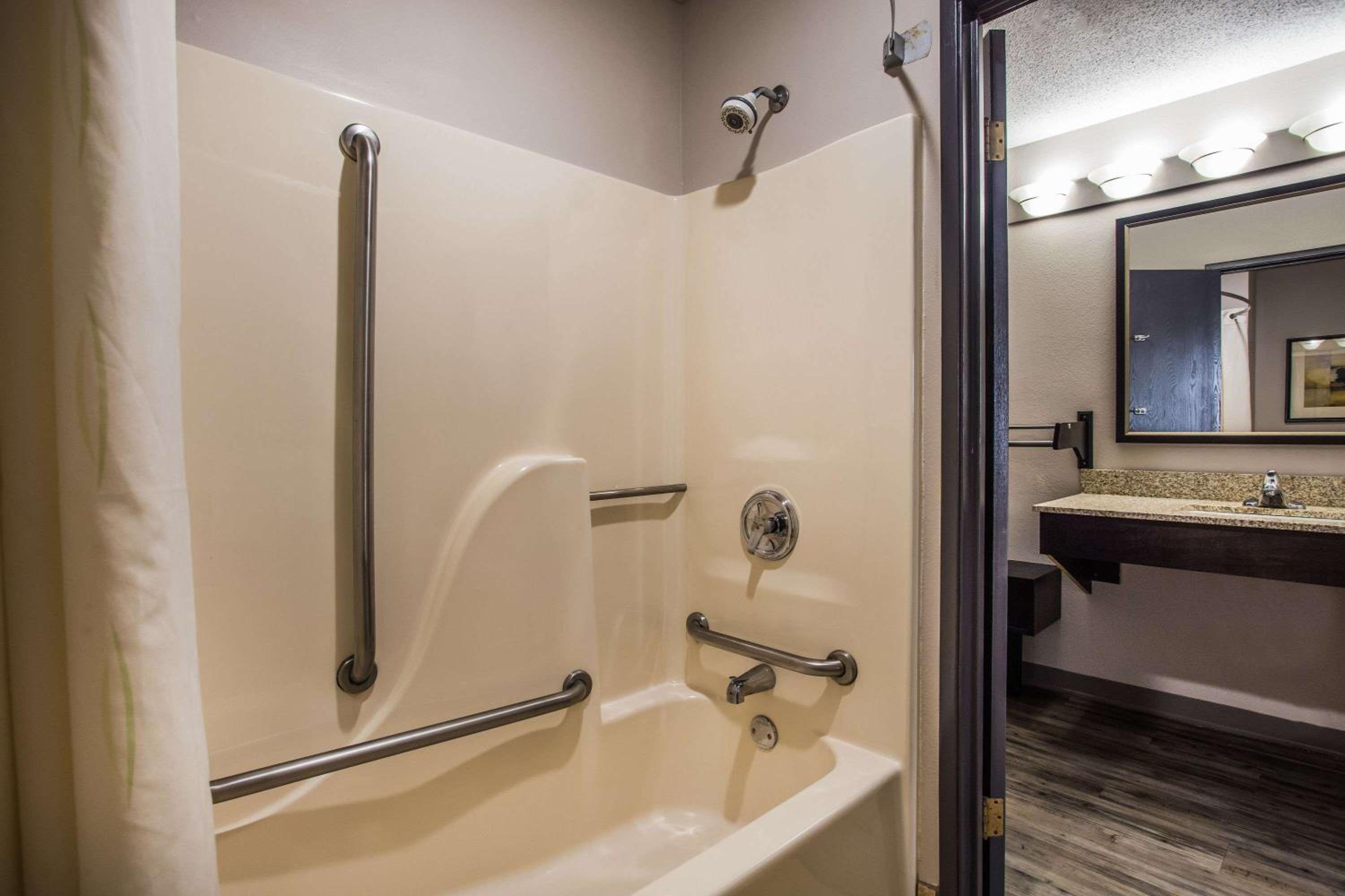King Room - Disability Access/Non-Smoking photo 2