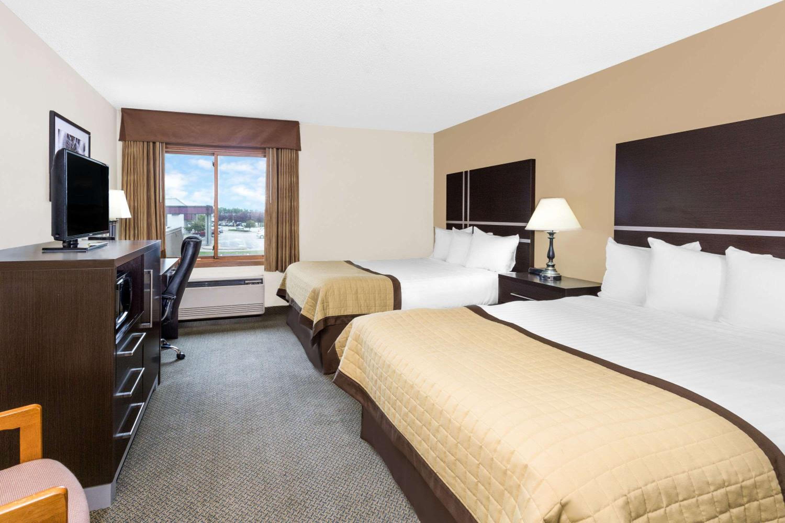 Queen Room with Two Queen Beds - Pet not Allowed/Non-Smoking - Photo 2