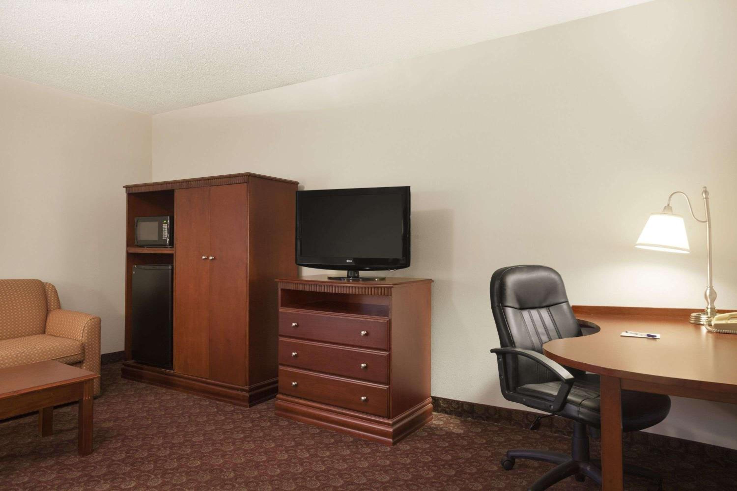King Studio Suite - Non-Smoking - Photo 1