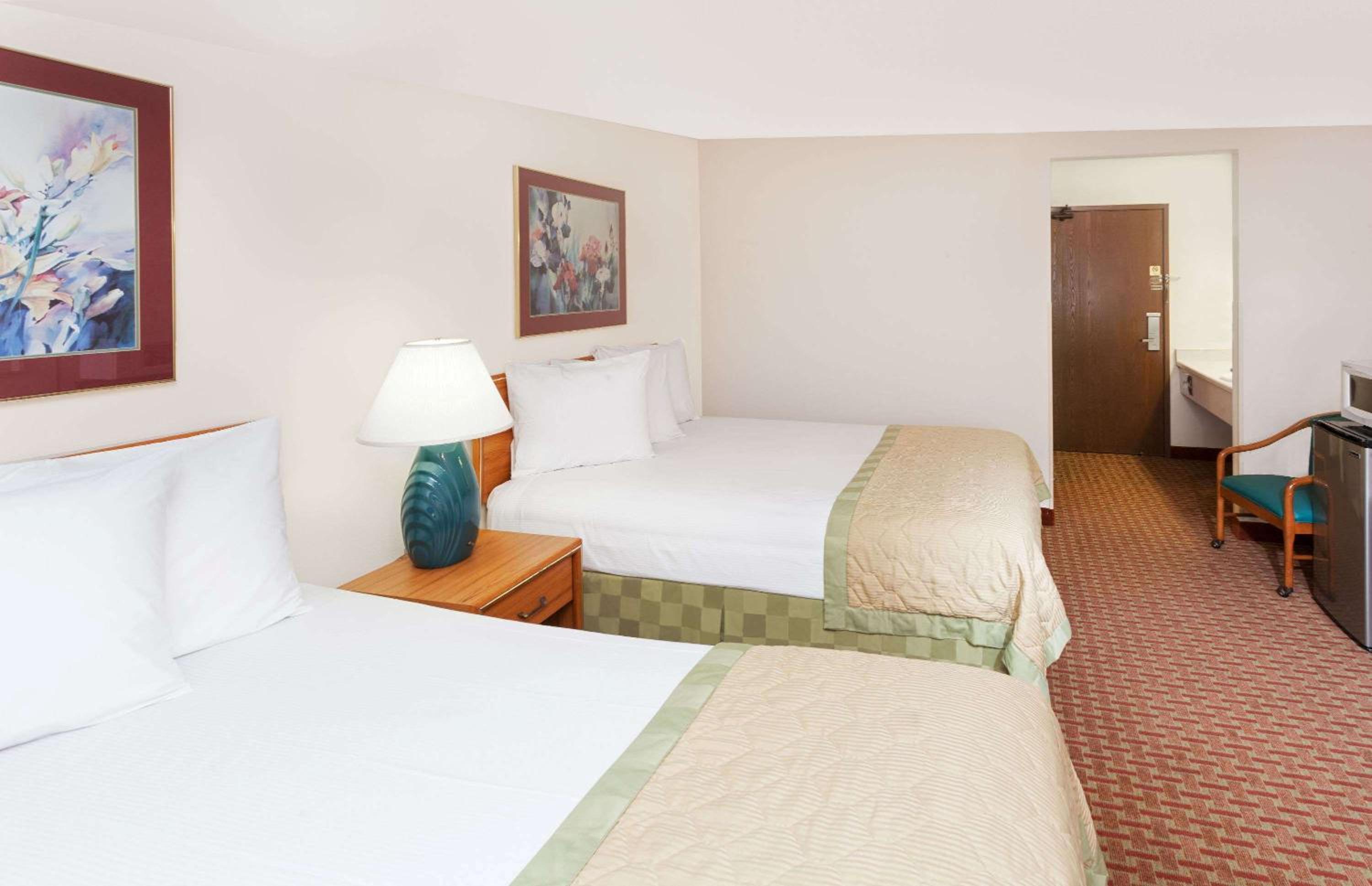 Queen Room with Two Queen Beds - Non-Smoking - Photo 1