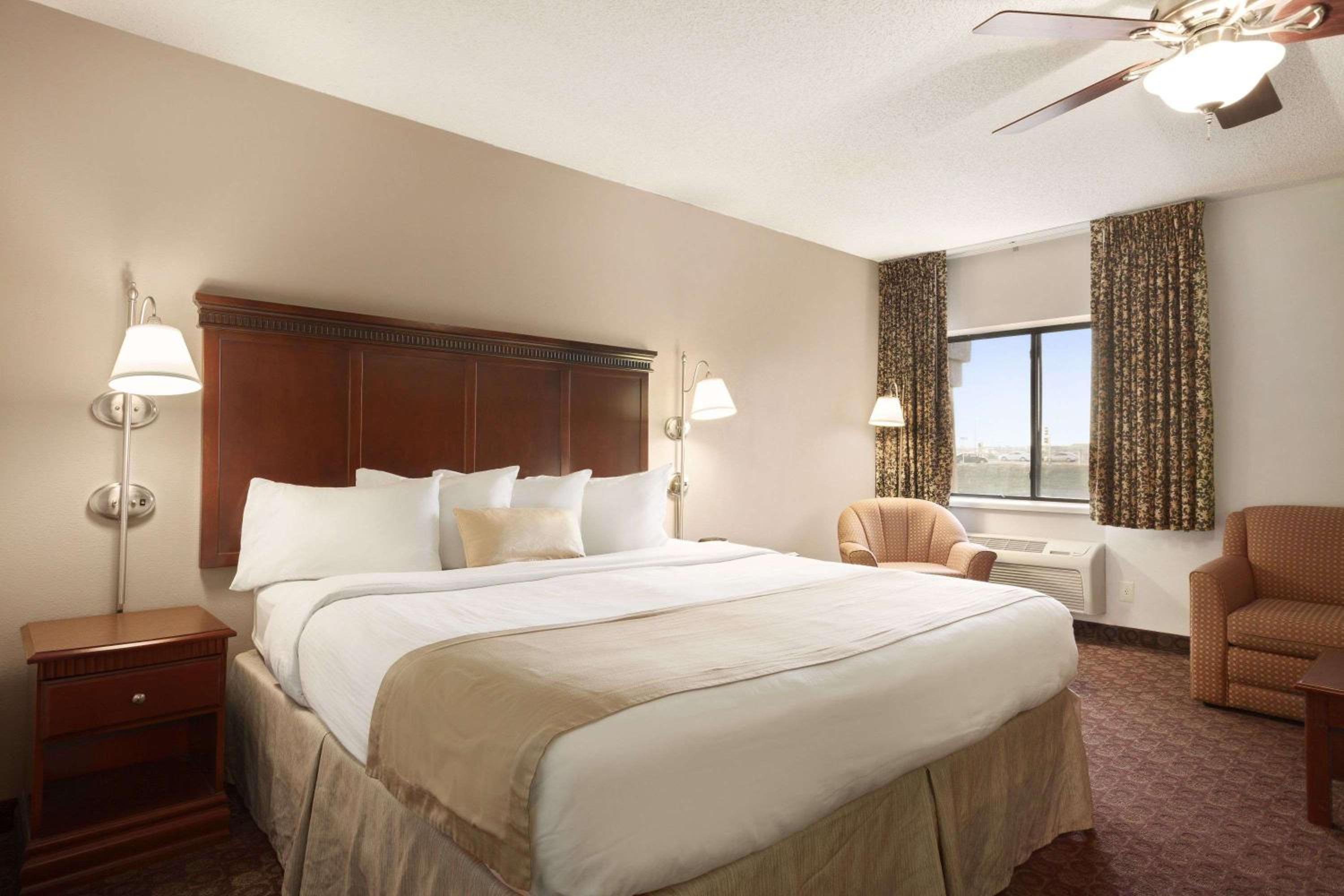 King Studio Suite - Non-Smoking - Photo 2