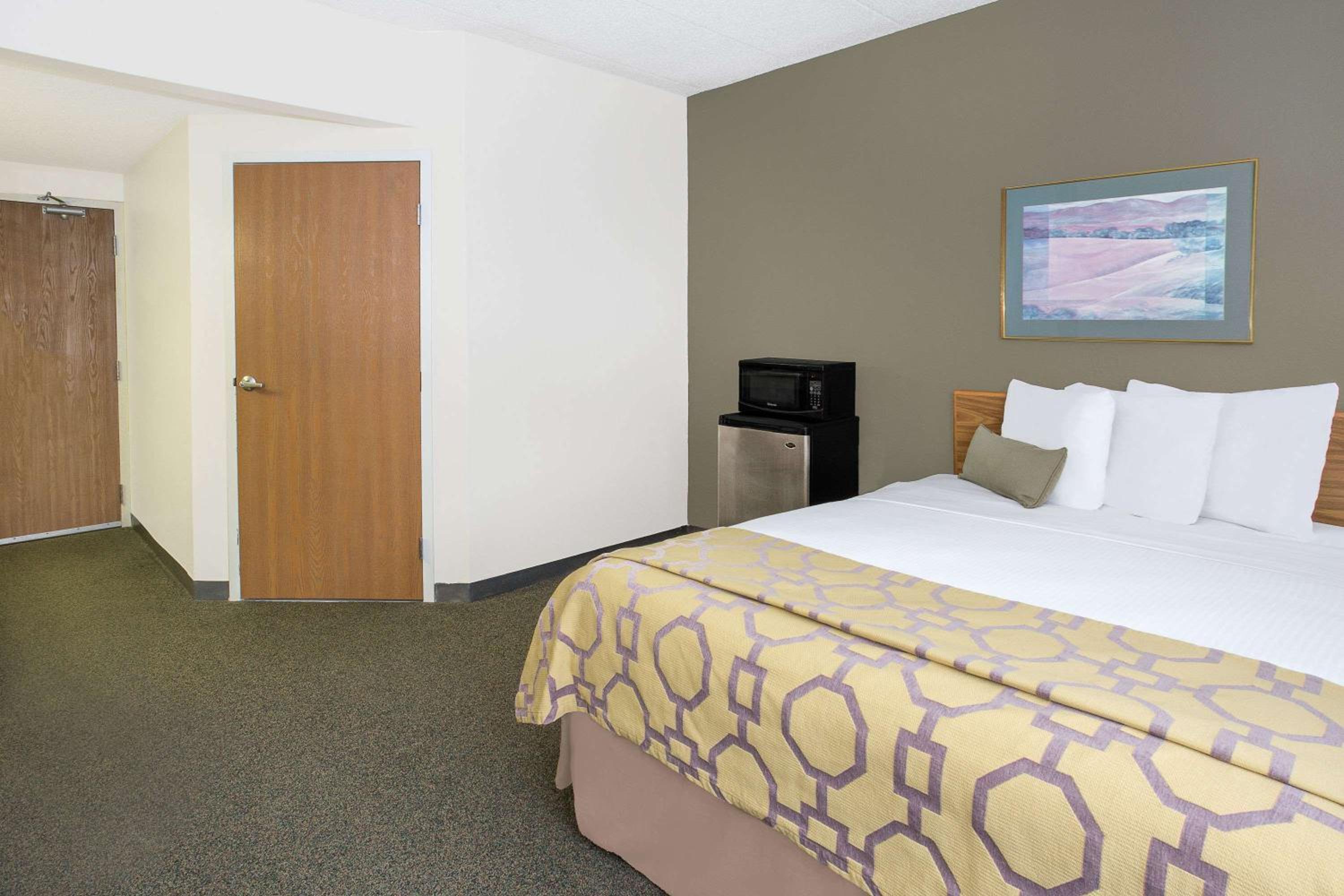 King Room - Non-Smoking - Photo 5