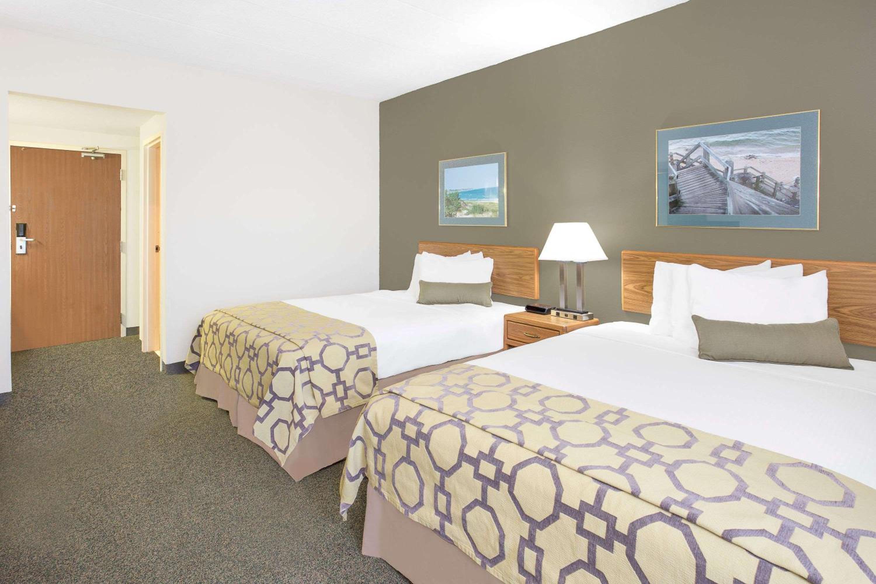 Queen Room with Two Queen Beds - Non-Smoking - Photo 3
