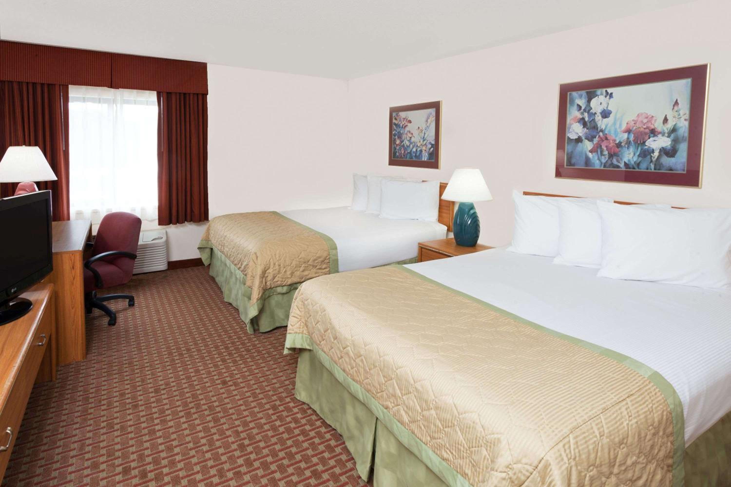 Queen Room with Two Queen Beds - Non-Smoking - Photo 3