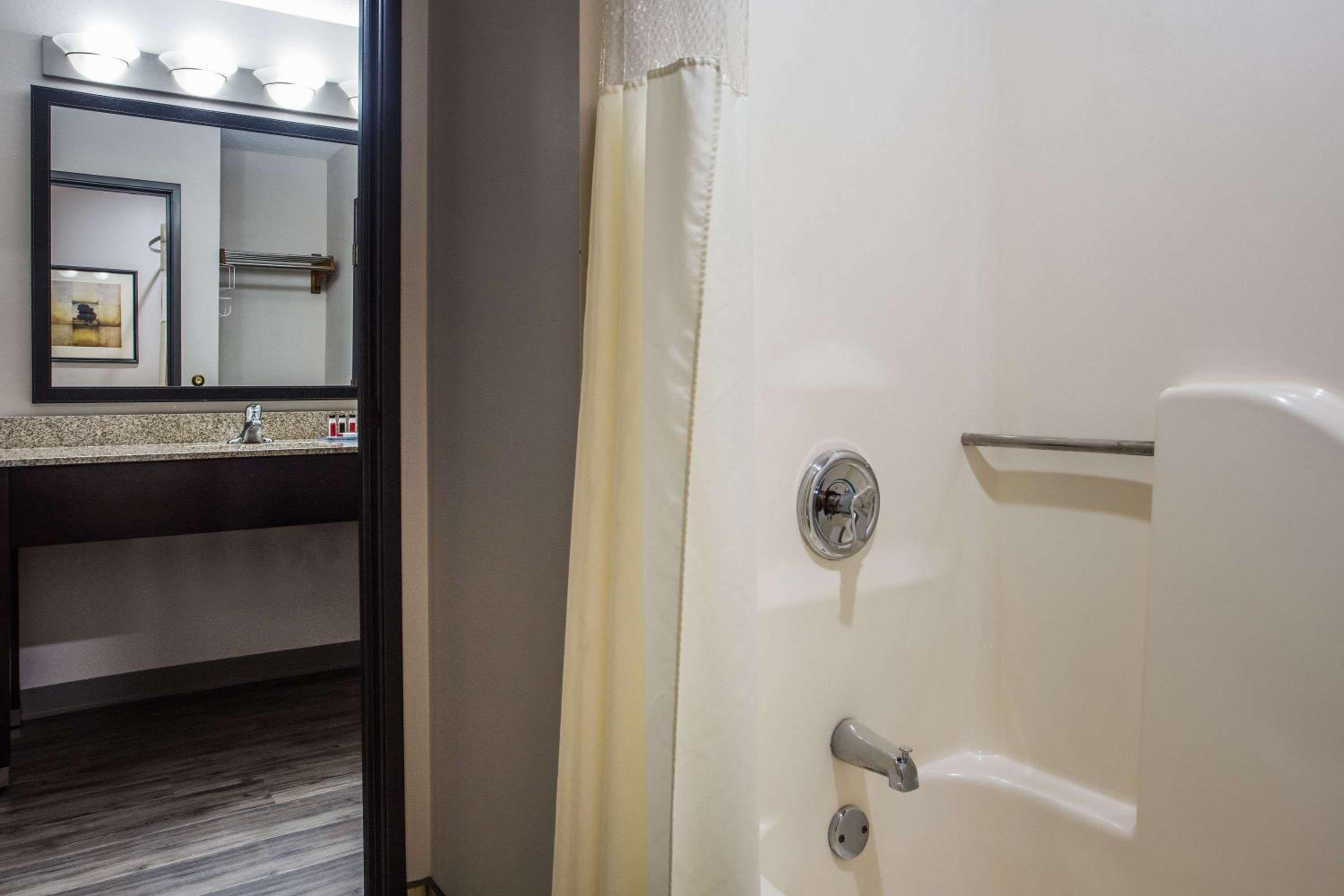 Double Room with Two Double Beds and Pool View - Non-Smoking photo 2