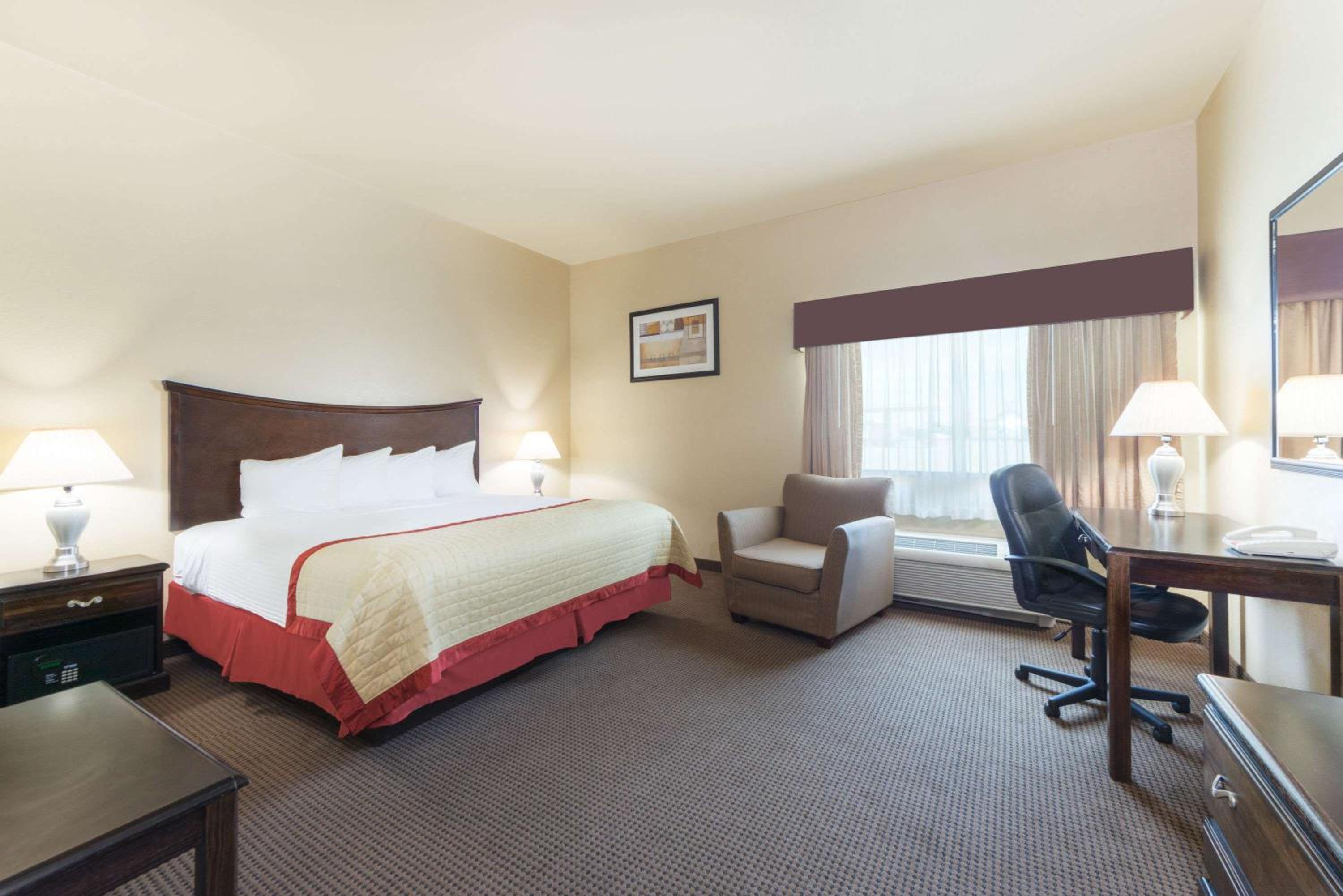 King Room with Roll-In Shower - Mobility Access/Non-Smoking