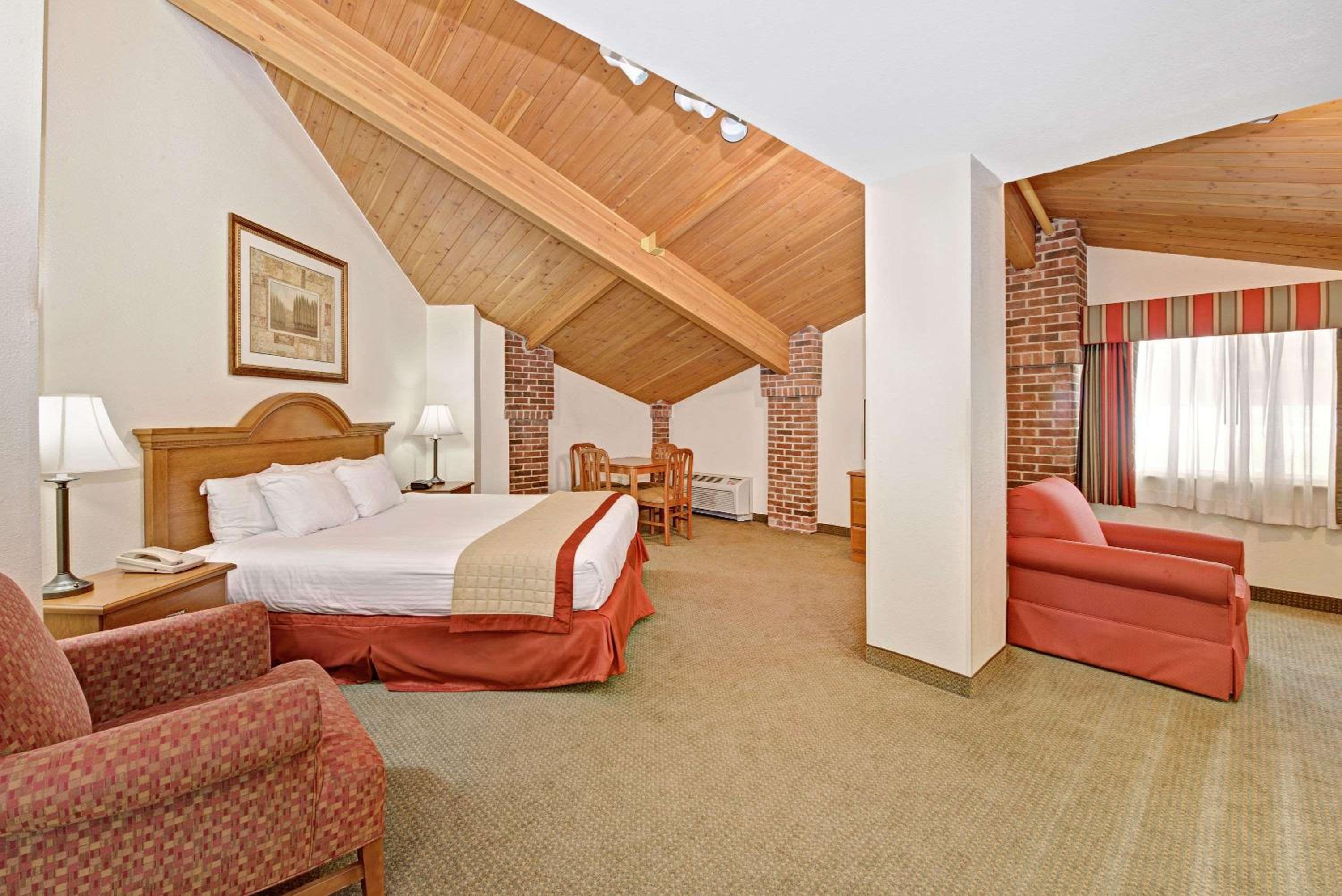 Superior Suite with One King Bed and Jetted Tub - Non-Smoking - Photo 4