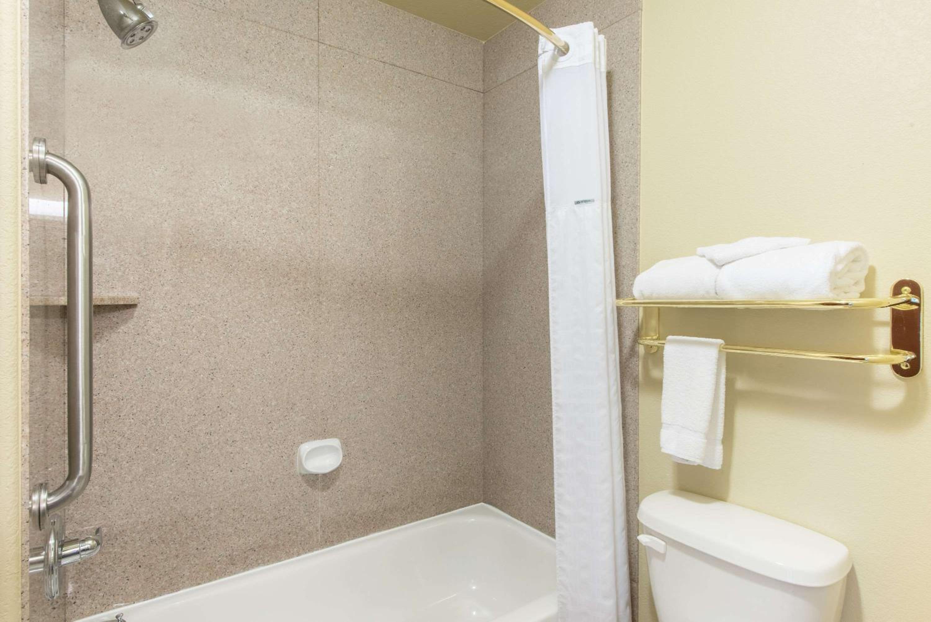 King Room - Non-Smoking - Photo 7