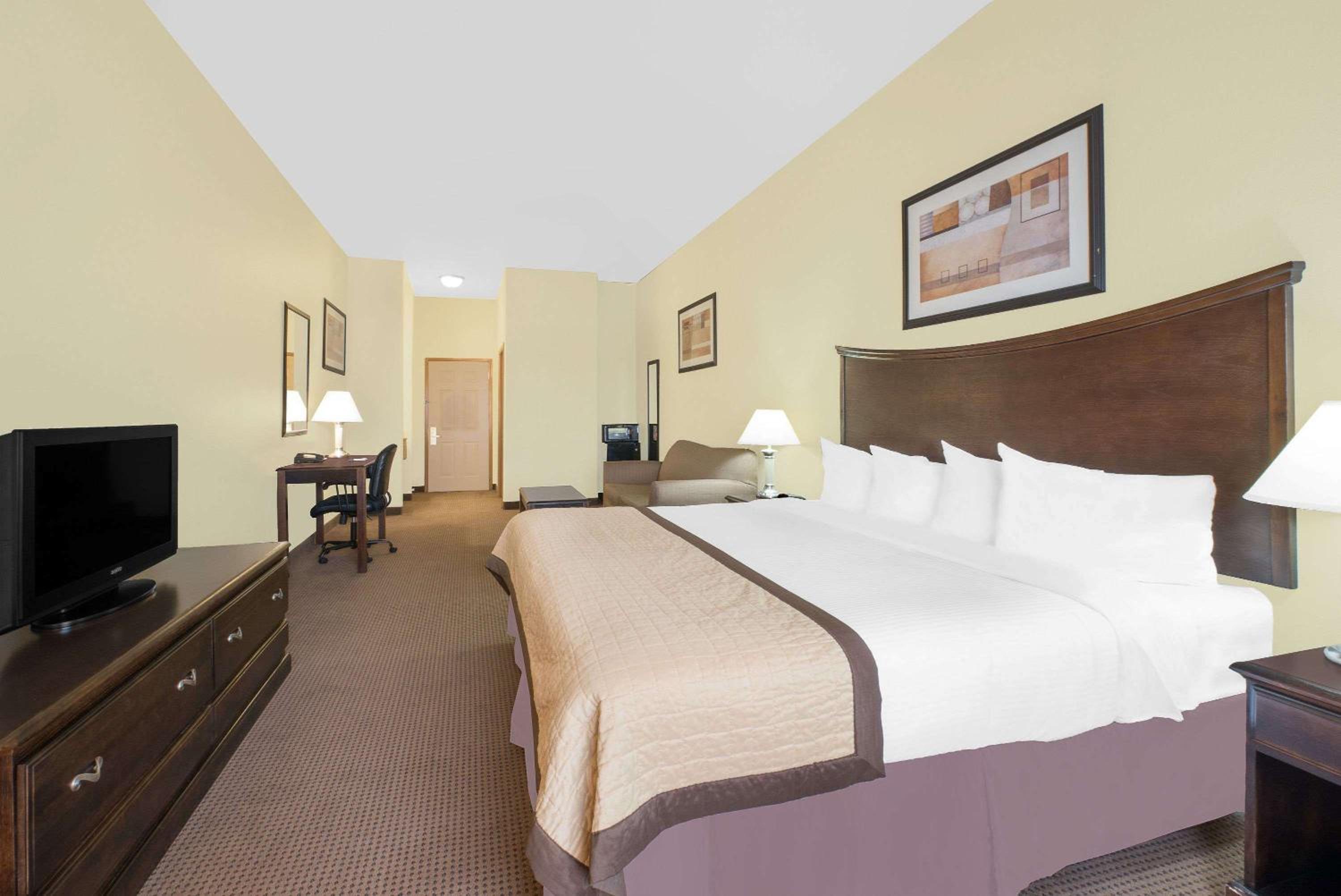 King Suite- Non-Smoking - Photo 8
