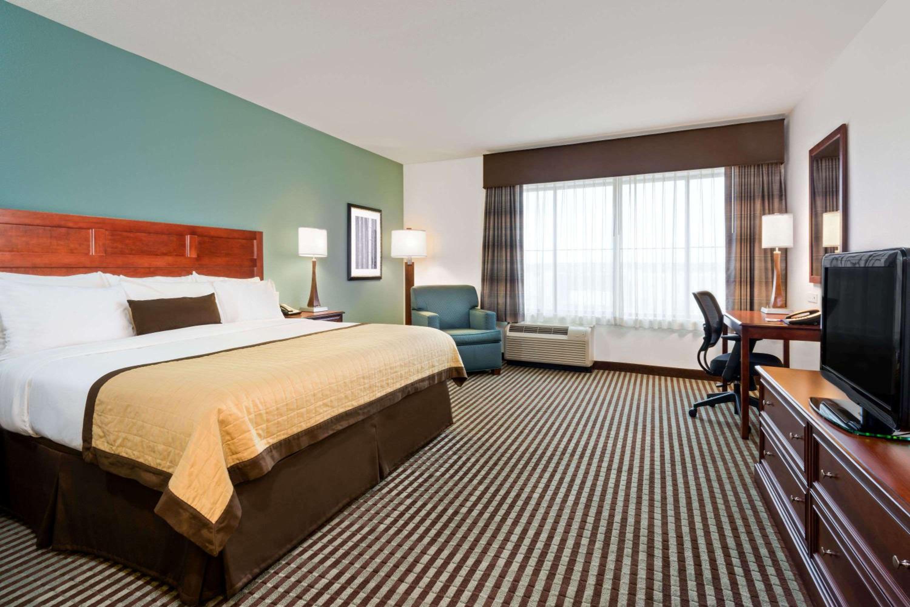 One-Bedroom Deluxe King Room - Mobility Access/Non-Smoking - Photo 7