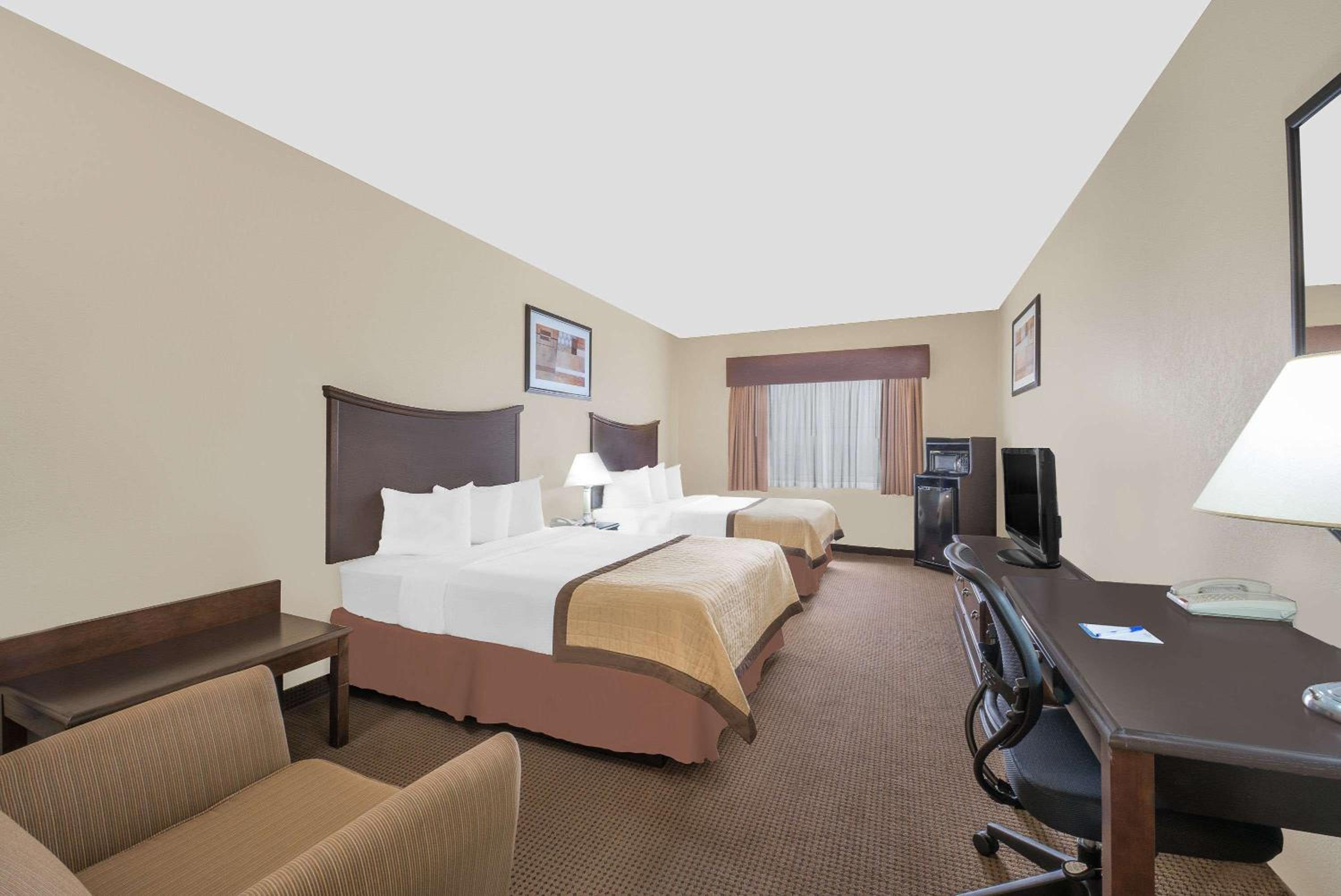 Queen Room with Two Queen Beds - Non-Smoking - Photo 2