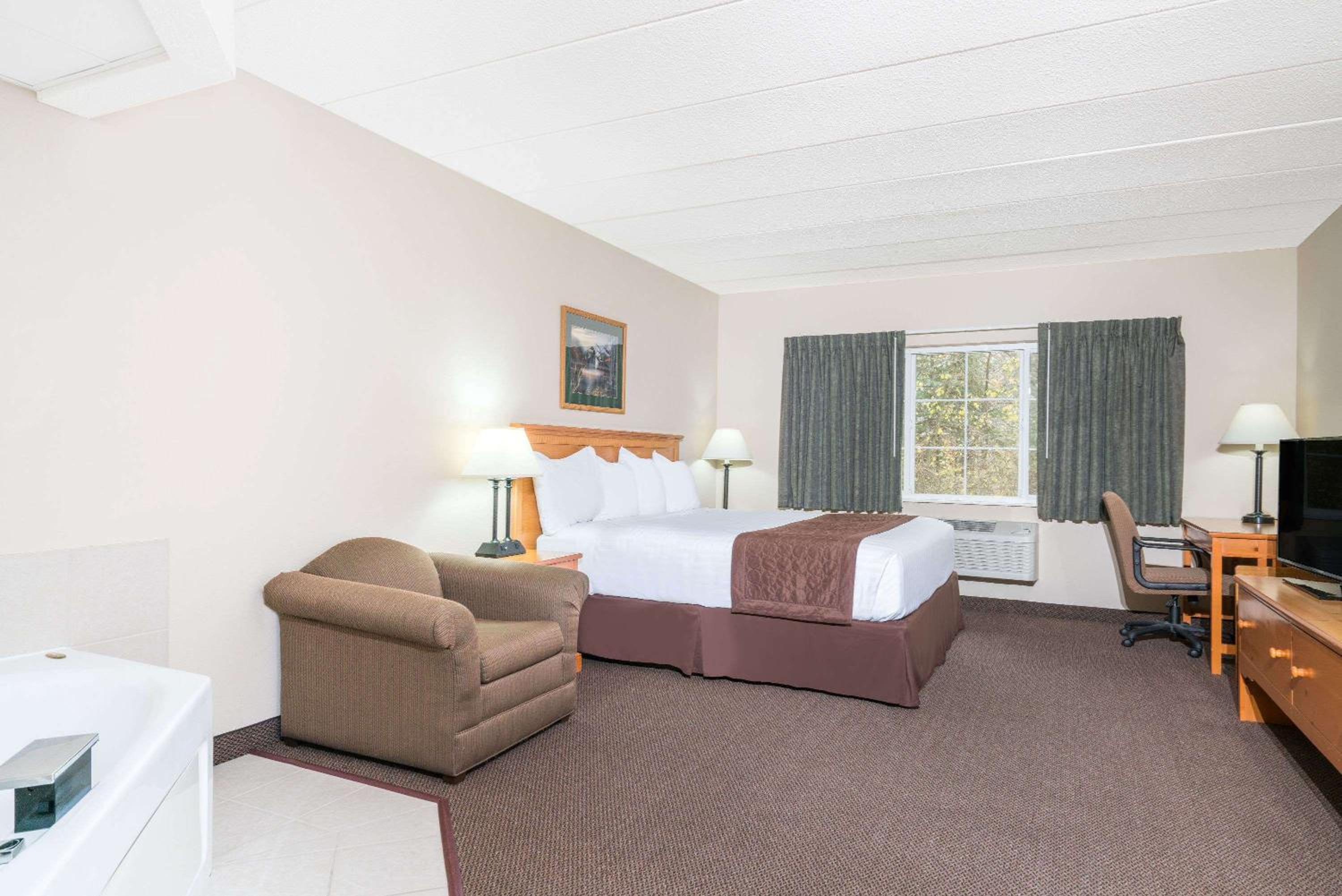 King Suite - Non-Smoking - Photo 2