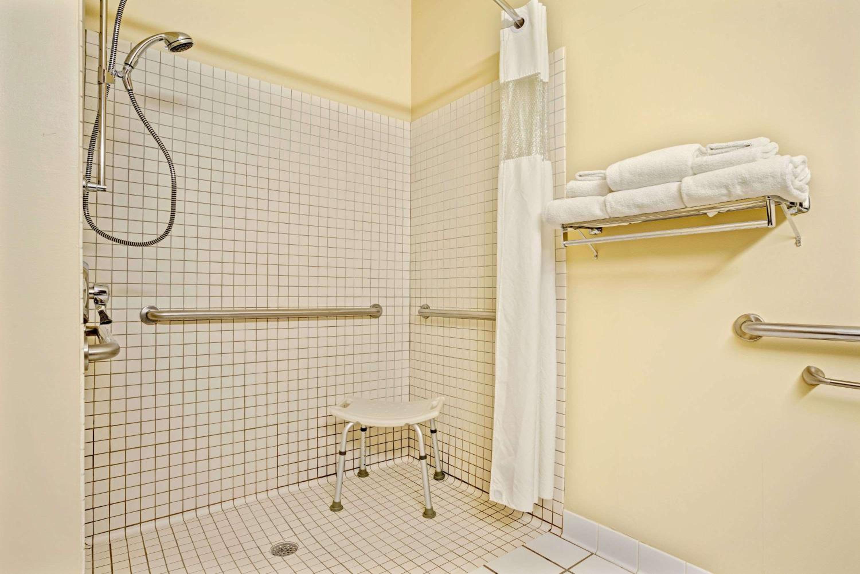 Queen Room with Two Queen Beds - Disability Access/Non-Smoking - Photo 5