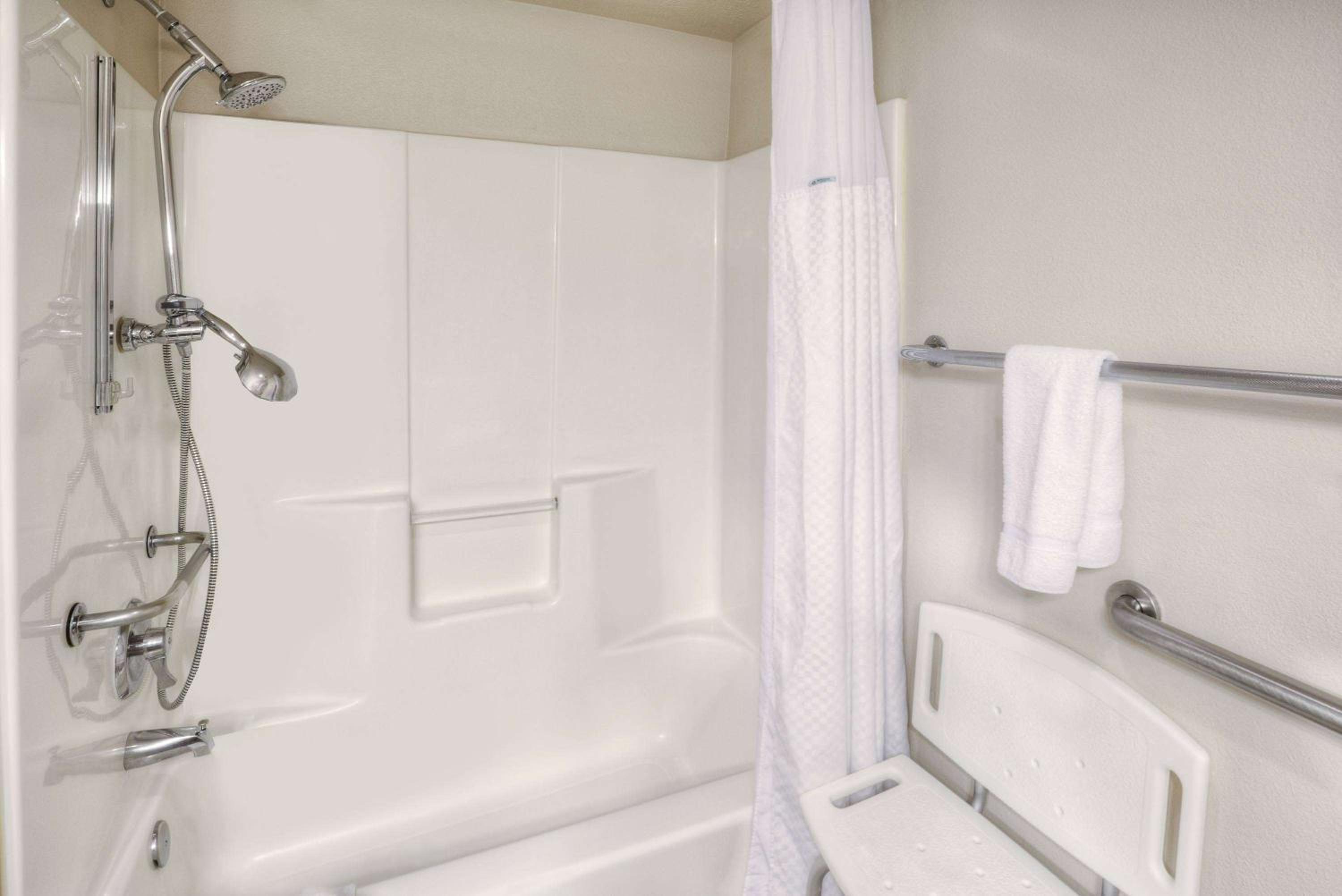 Queen Room with Two Queen Beds - Disability Access/Non-Smoking - Photo 4