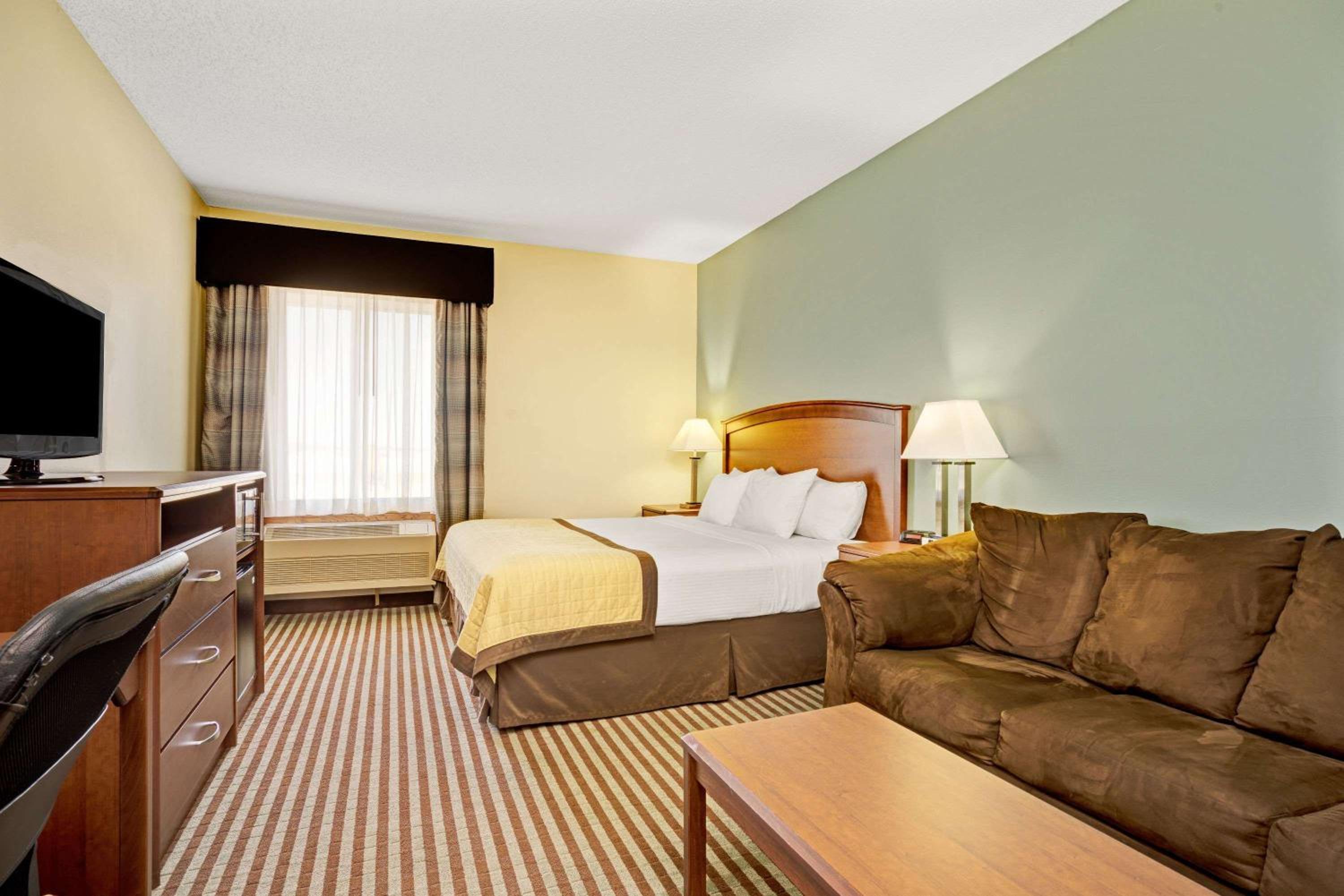 King Room - Non-Smoking - Photo 2
