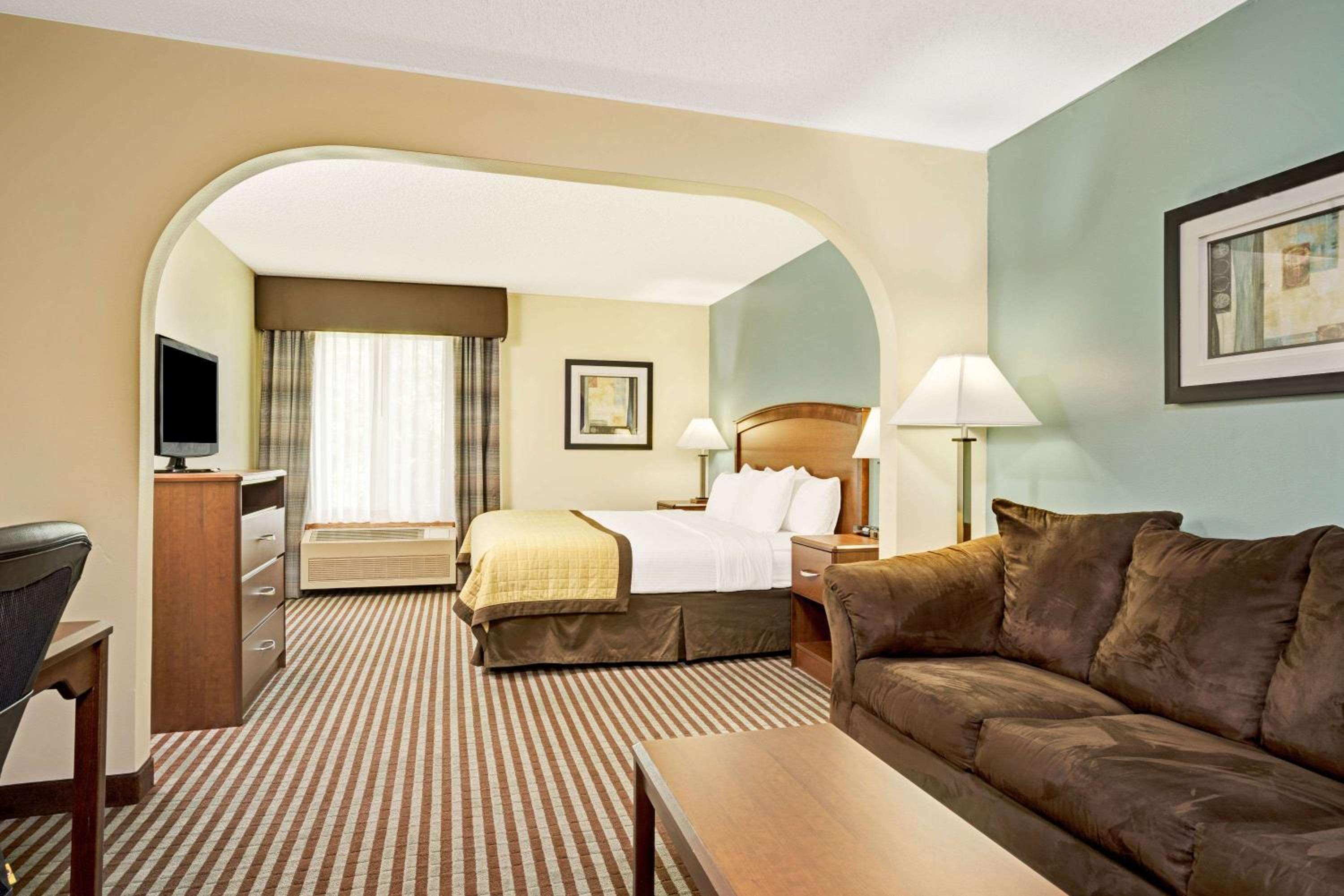 King Suite - Non-Smoking - Photo 2