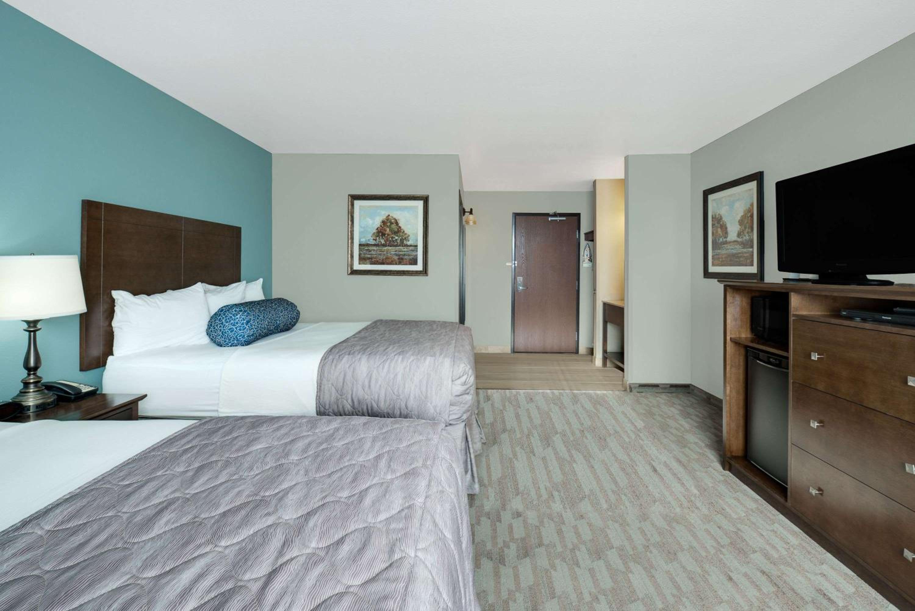 Queen Room with Two Queen Beds - Disability Access - Non-Smoking photo 2
