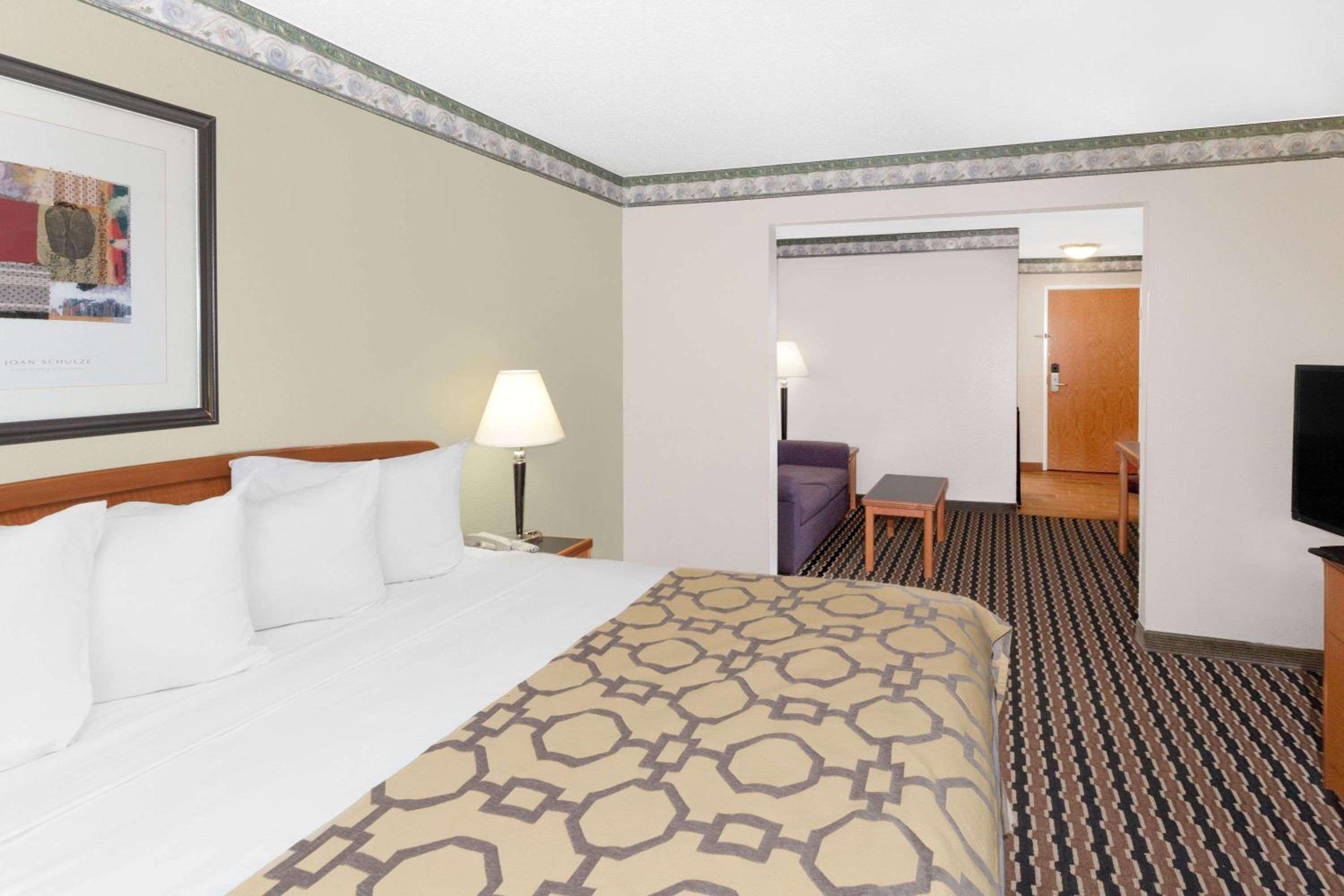 King Studio Suite - Non-Smoking - Photo 8