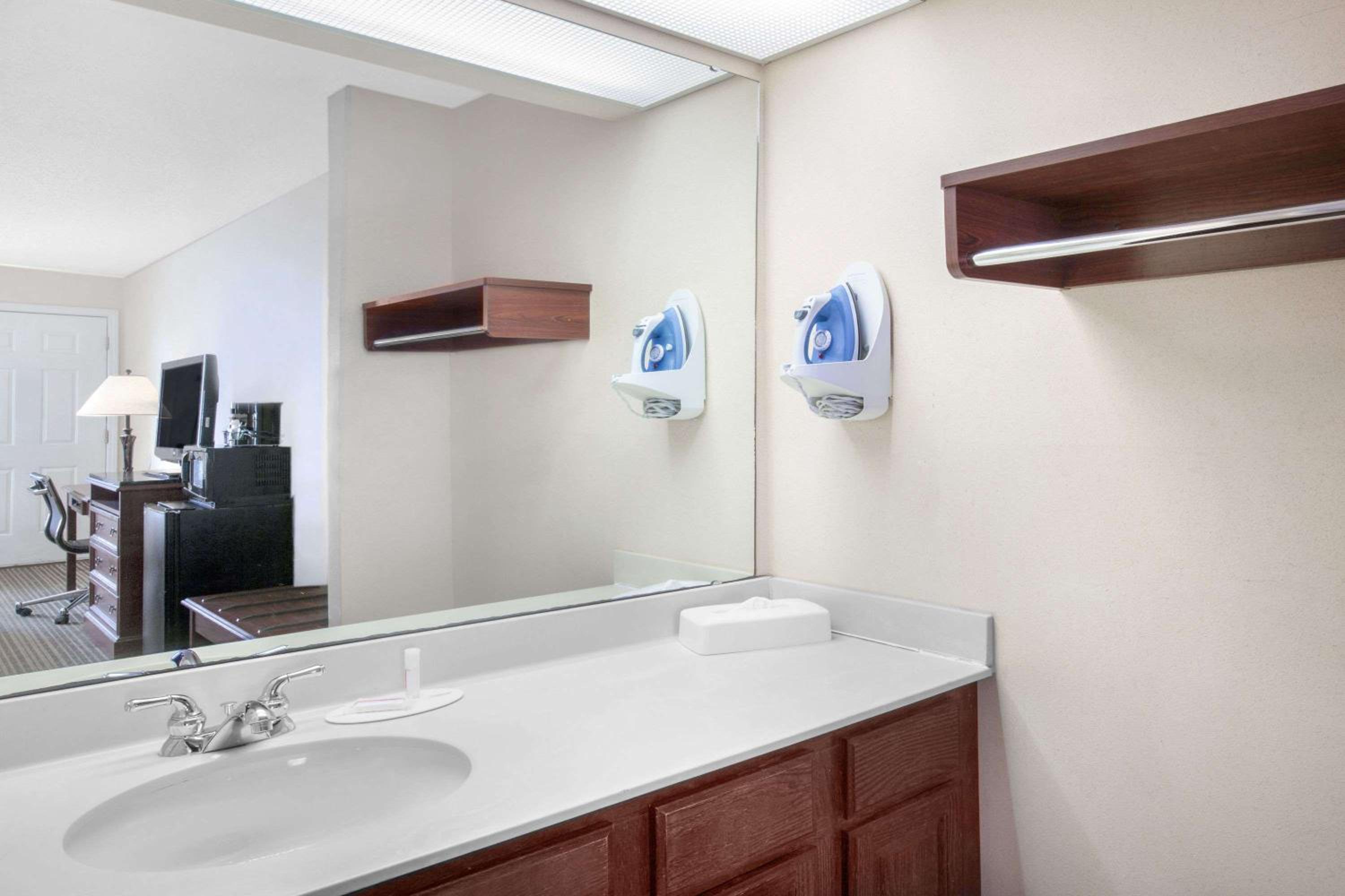 King Room - Non-Smoking - Photo 7