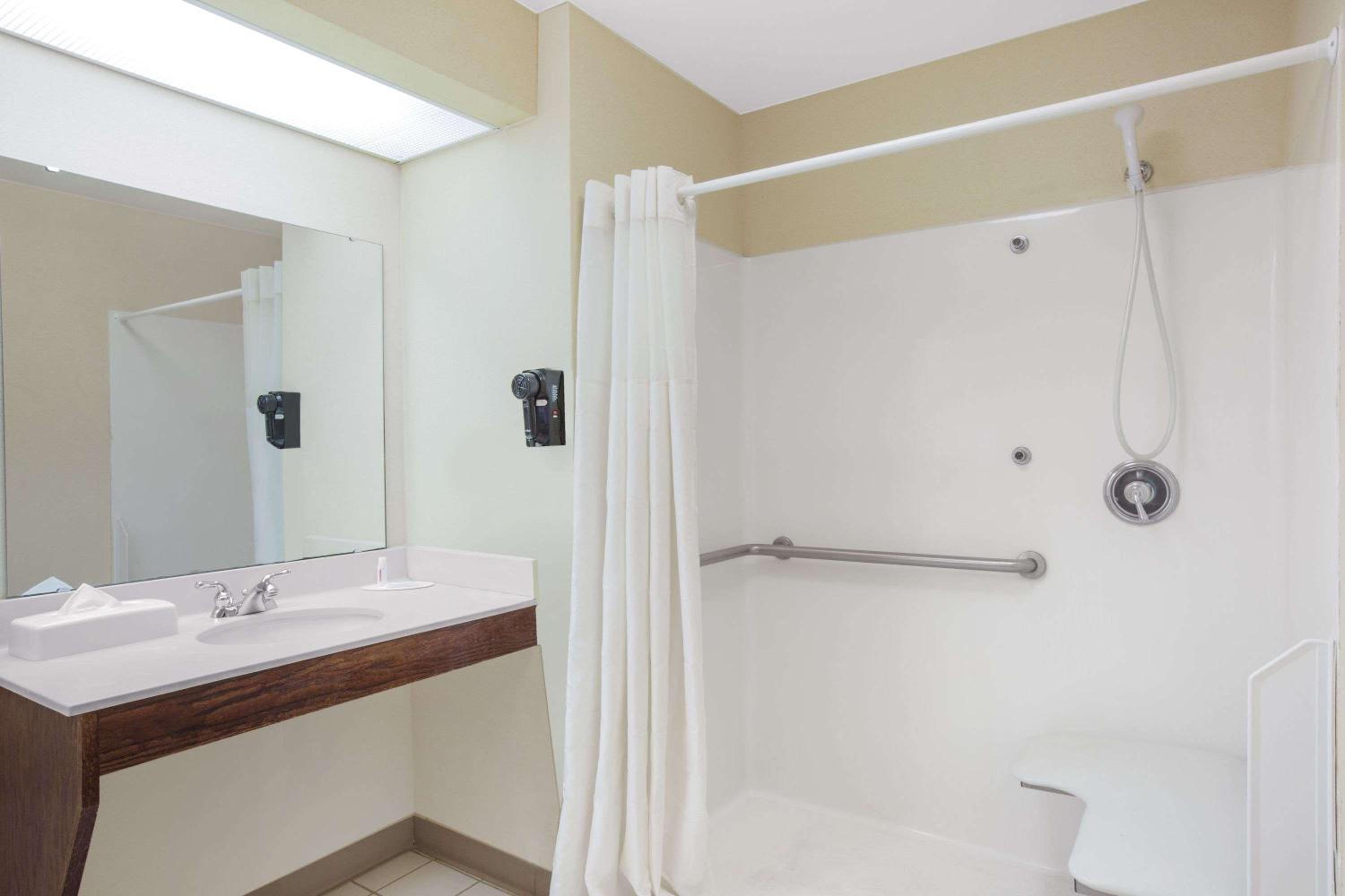 King Room - Mobility Access/Non-Smoking - Photo 6