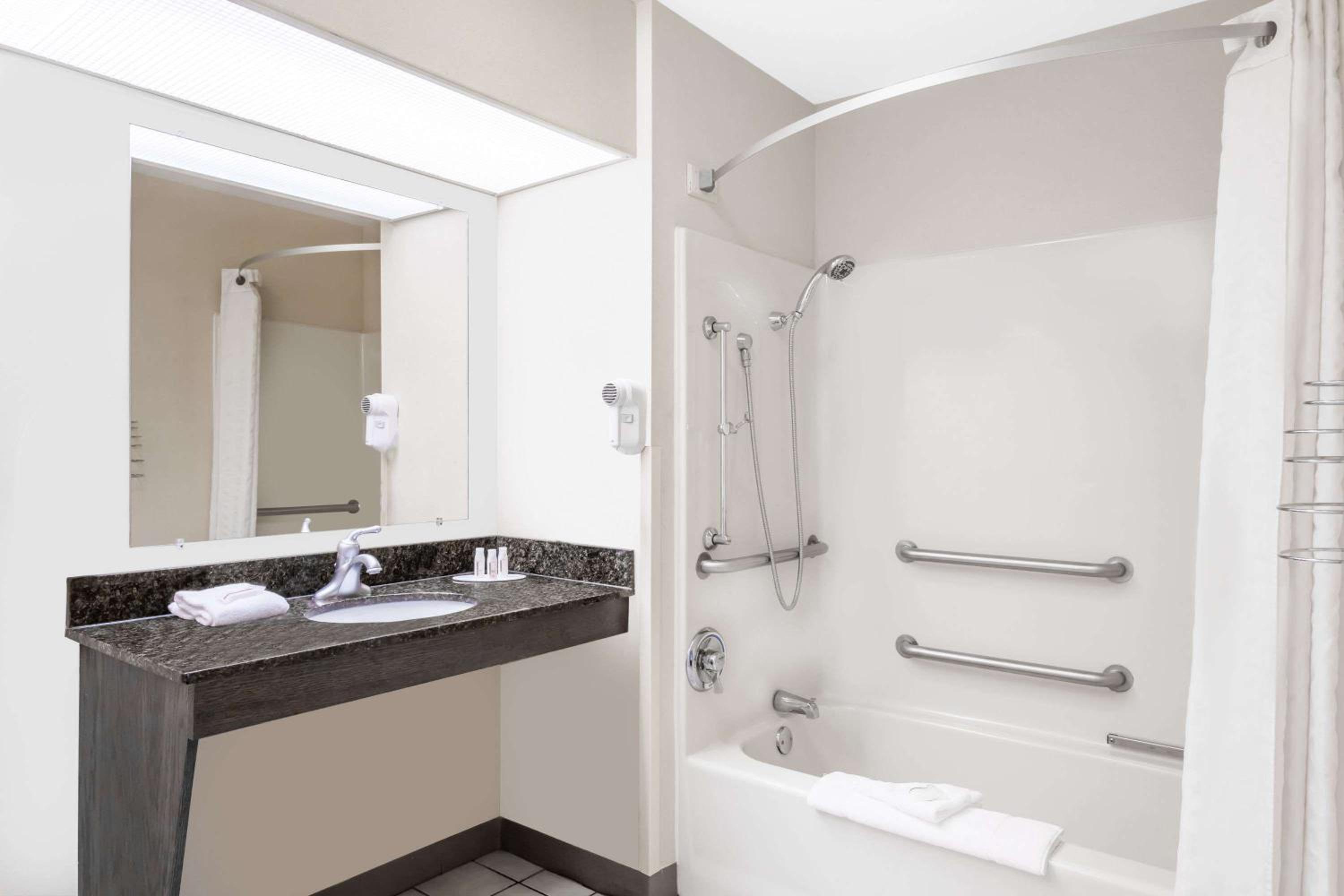 Double Room - Disability Access/Non-Smoking - Photo 6