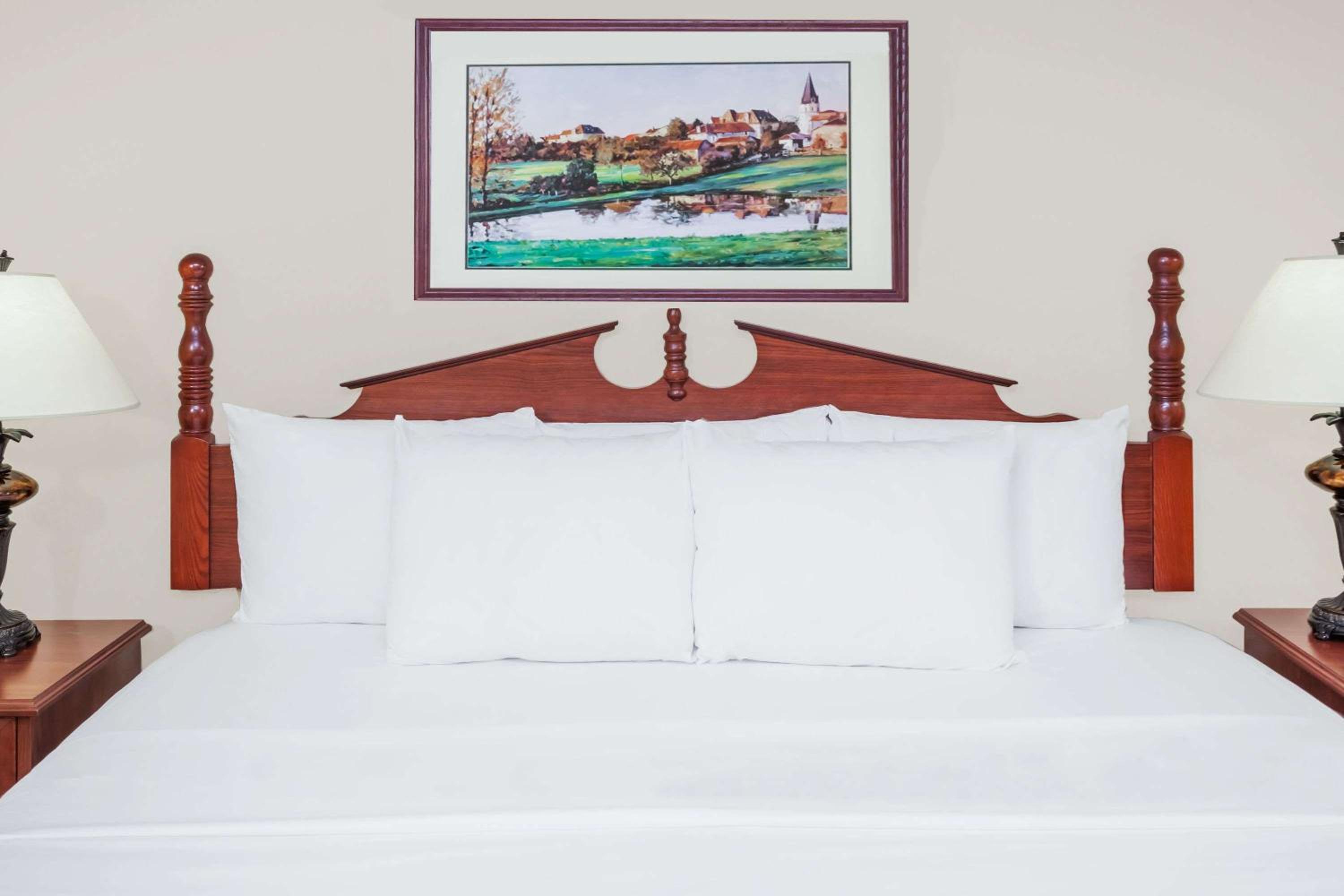 King Room - Non-Smoking - Photo 2