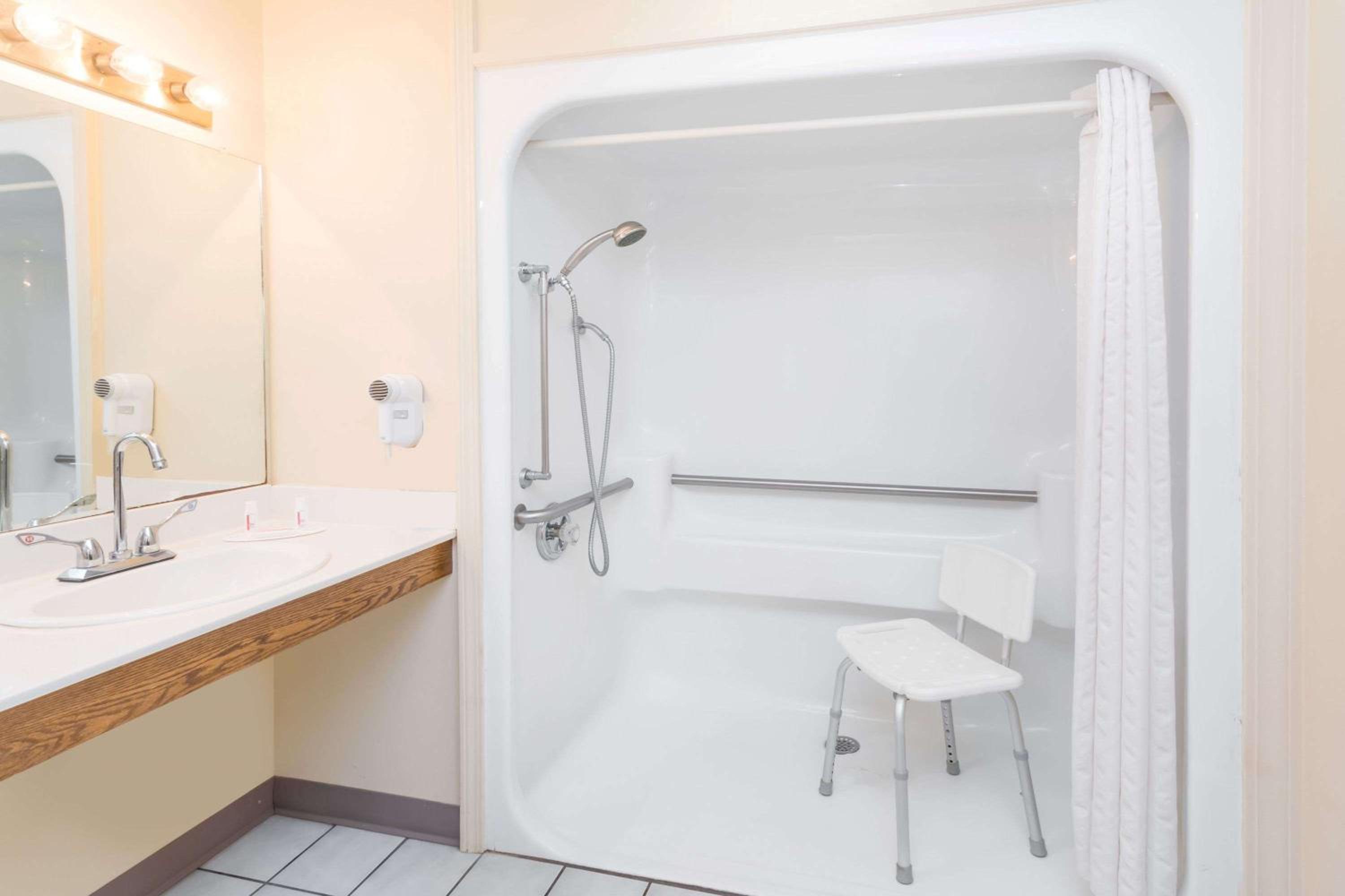 King Room - Disability Access - Photo 4