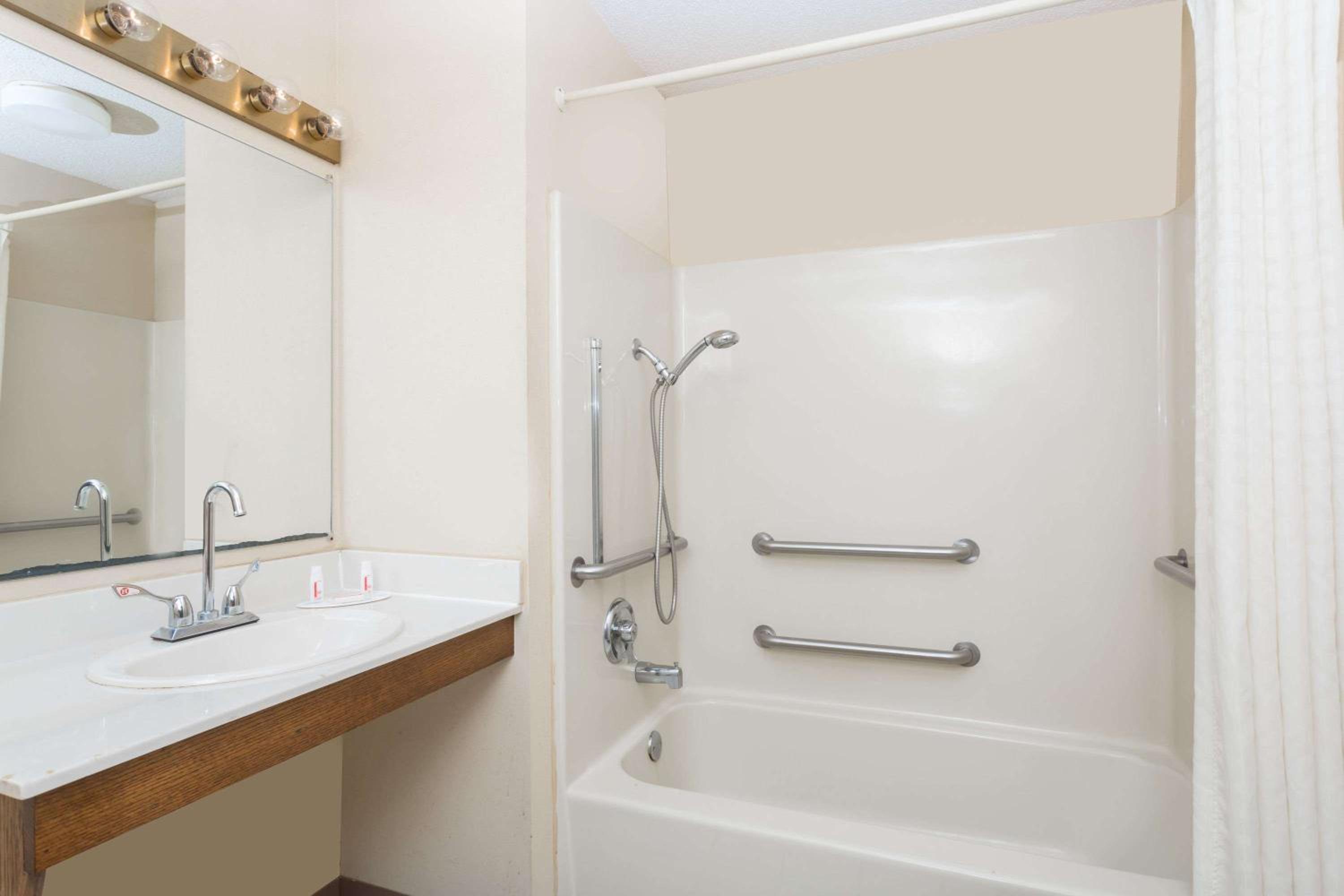 Standard Room with Two Double Beds - Mobility Access/Non Smoking - Photo 4