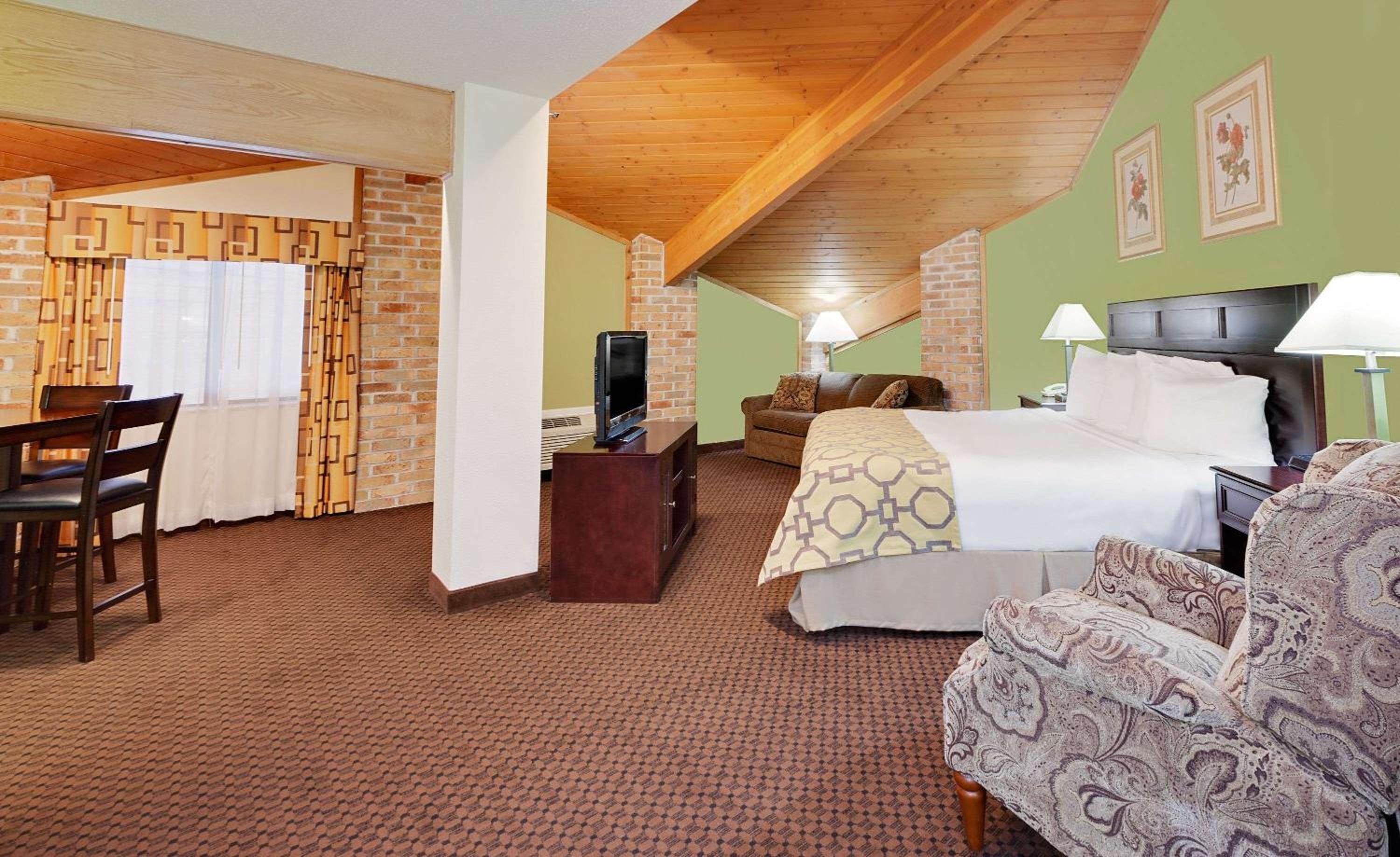 Executive King Suite - Non-Smoking - Photo 4