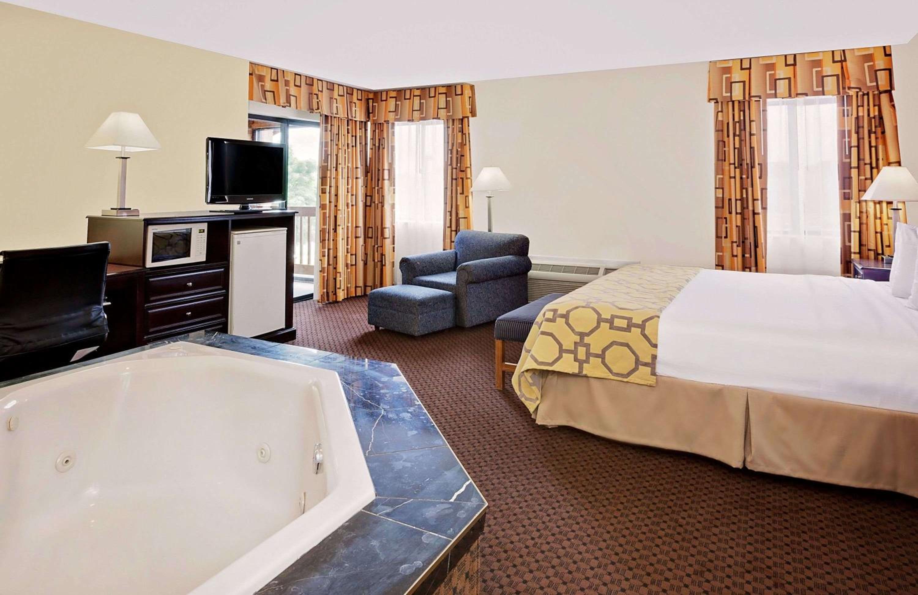 Deluxe King Suite - Non-Smoking - Photo 1