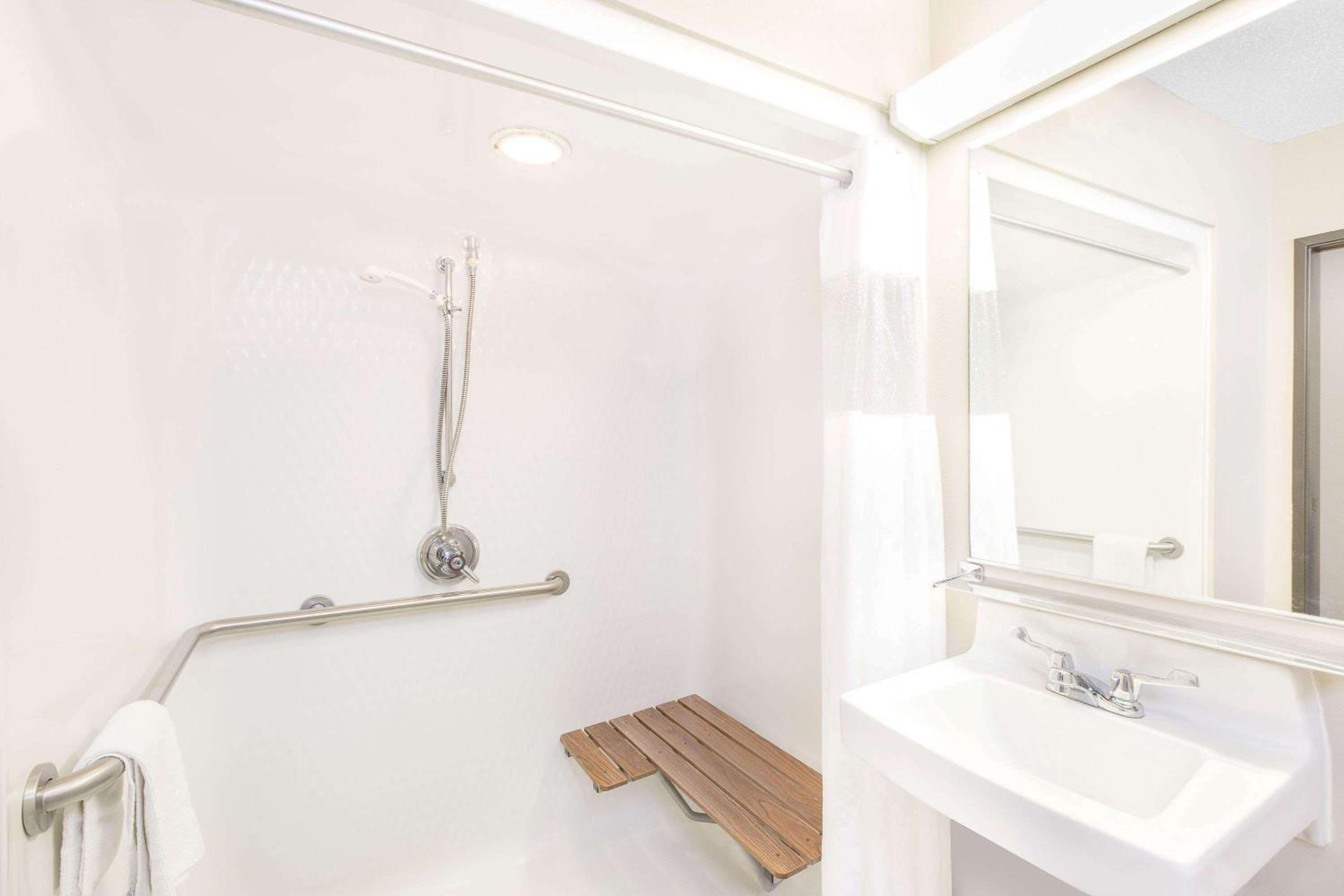 Queen Room - Disability Access - Non-Smoking - Photo 2