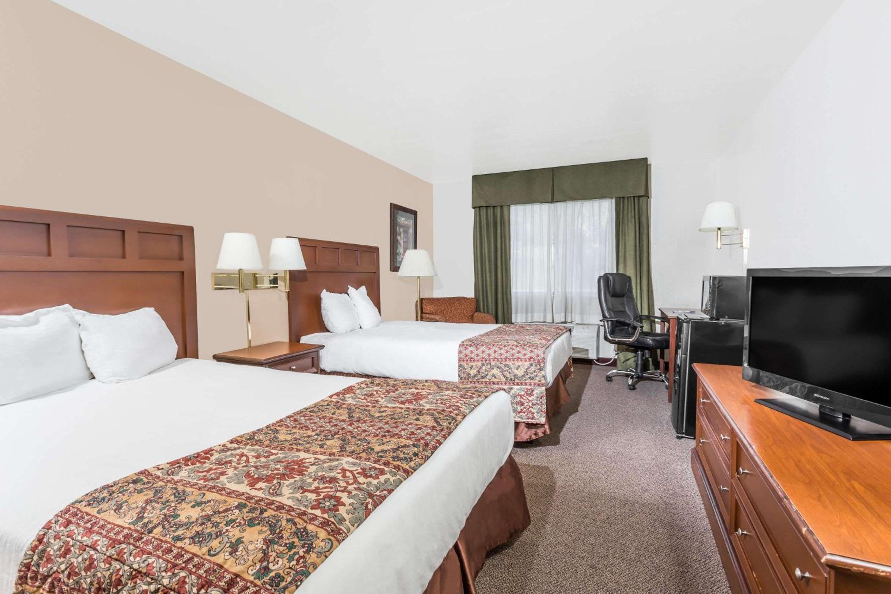 Deluxe Double Room with Two Double Beds - Non-Smoking - Photo 1