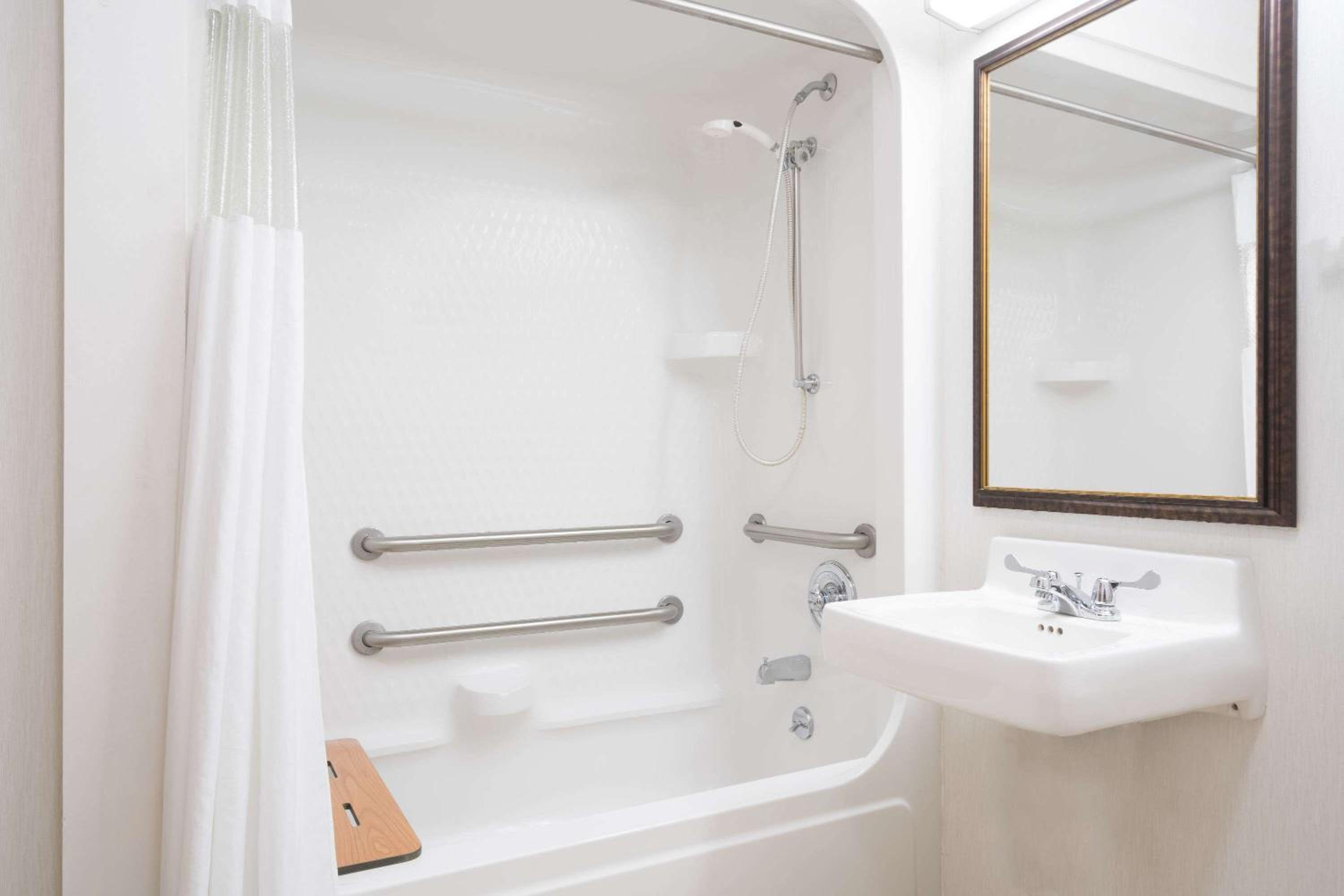 Queen Room - Disability Access/Non-Smoking - Photo 2