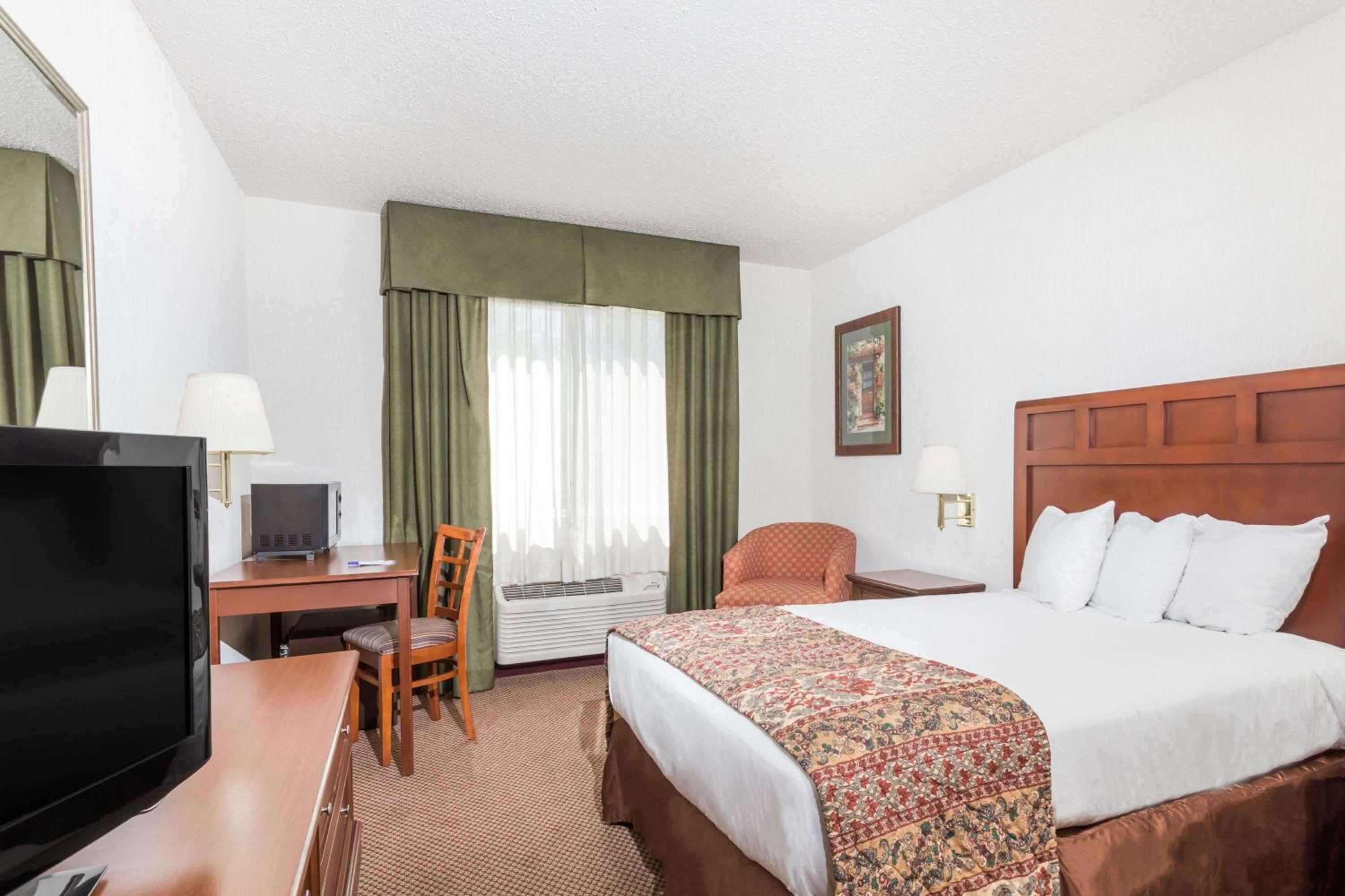 King Room - Non-Smoking - Photo 1