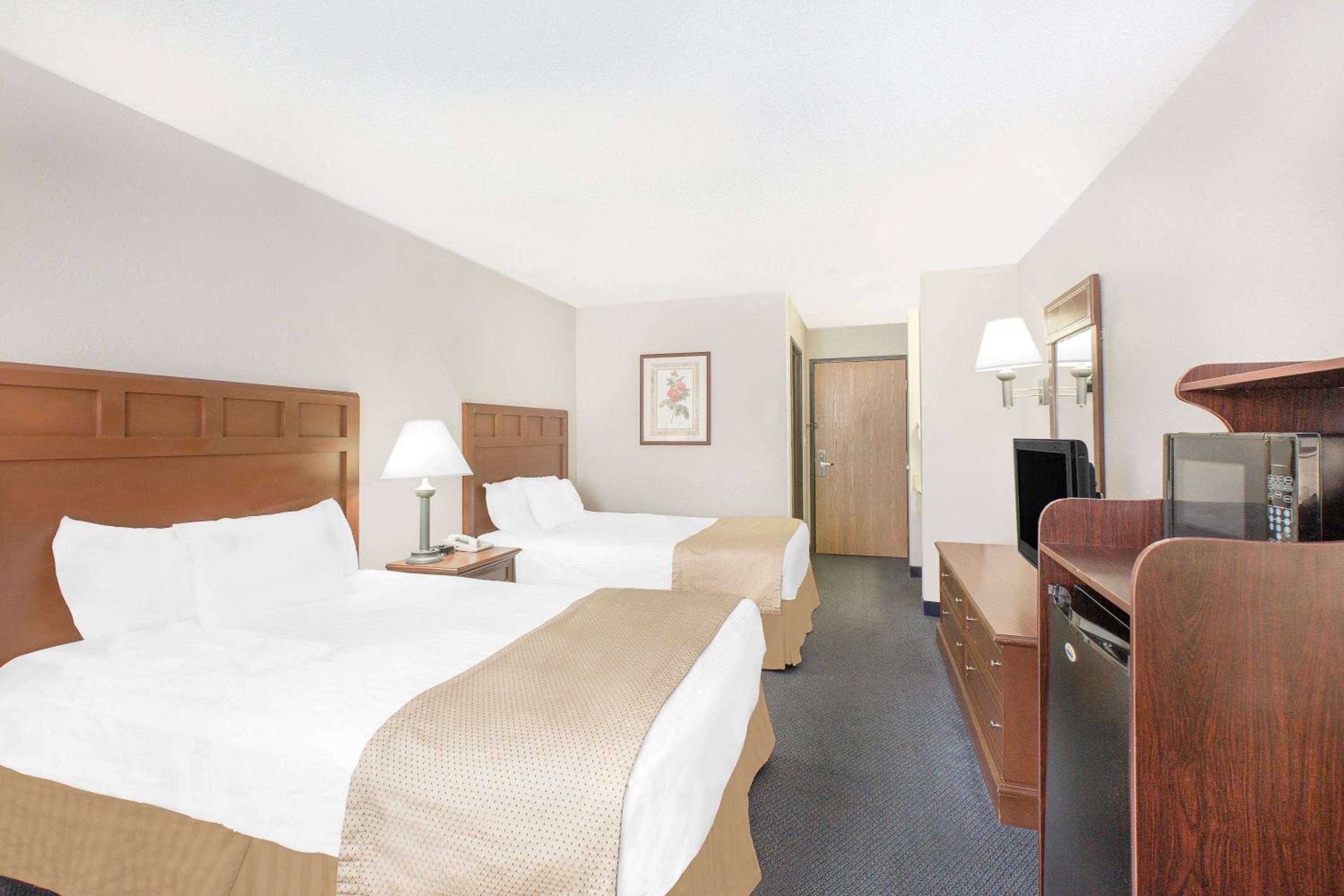 Deluxe Double Room with Two Double Beds - Non-Smoking - Photo 3