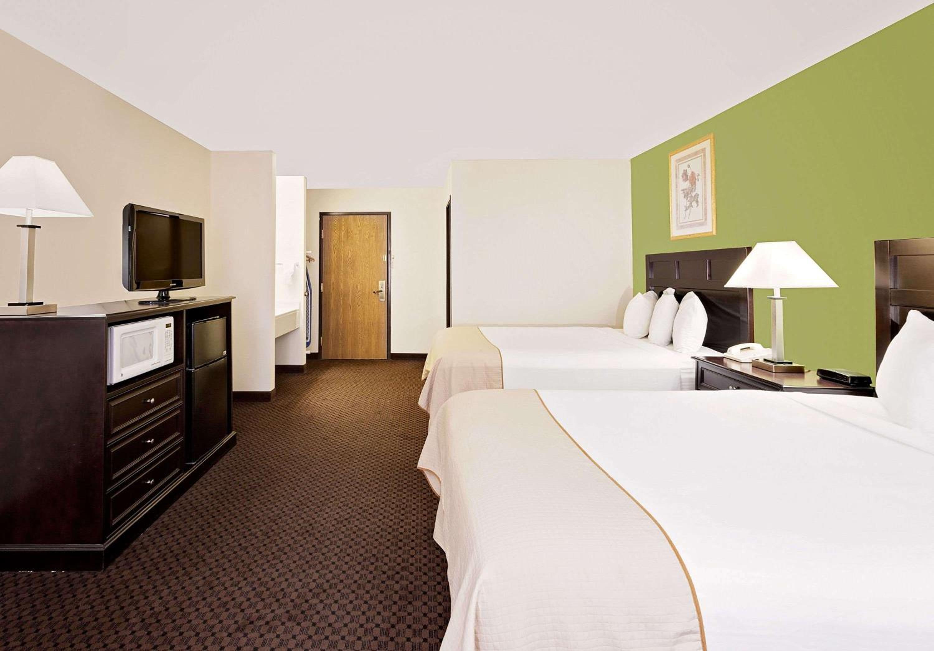 Deluxe Double Room with Two Double Beds - Non-Smoking - Photo 6