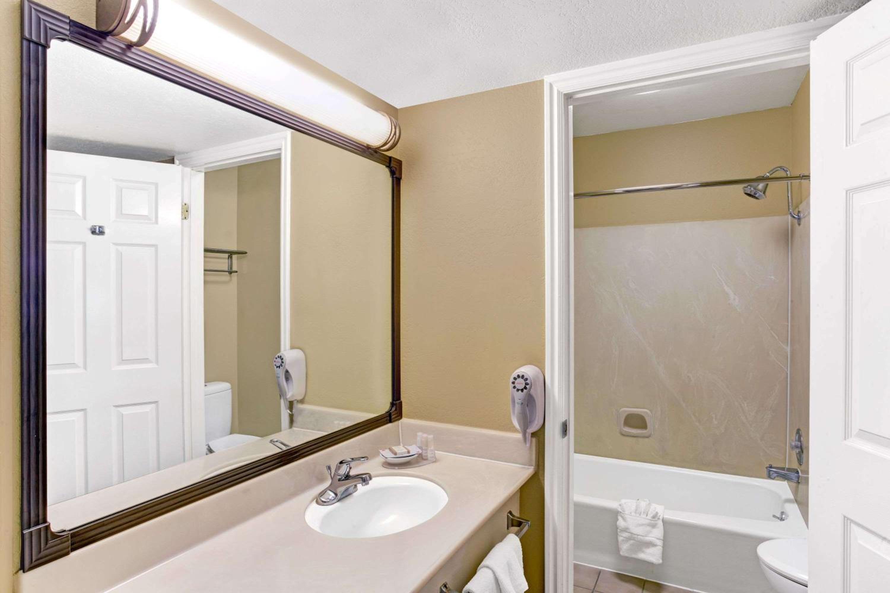 Queen Room with Two Queen Beds - Pet Friendly/Non-Smoking - Photo 4