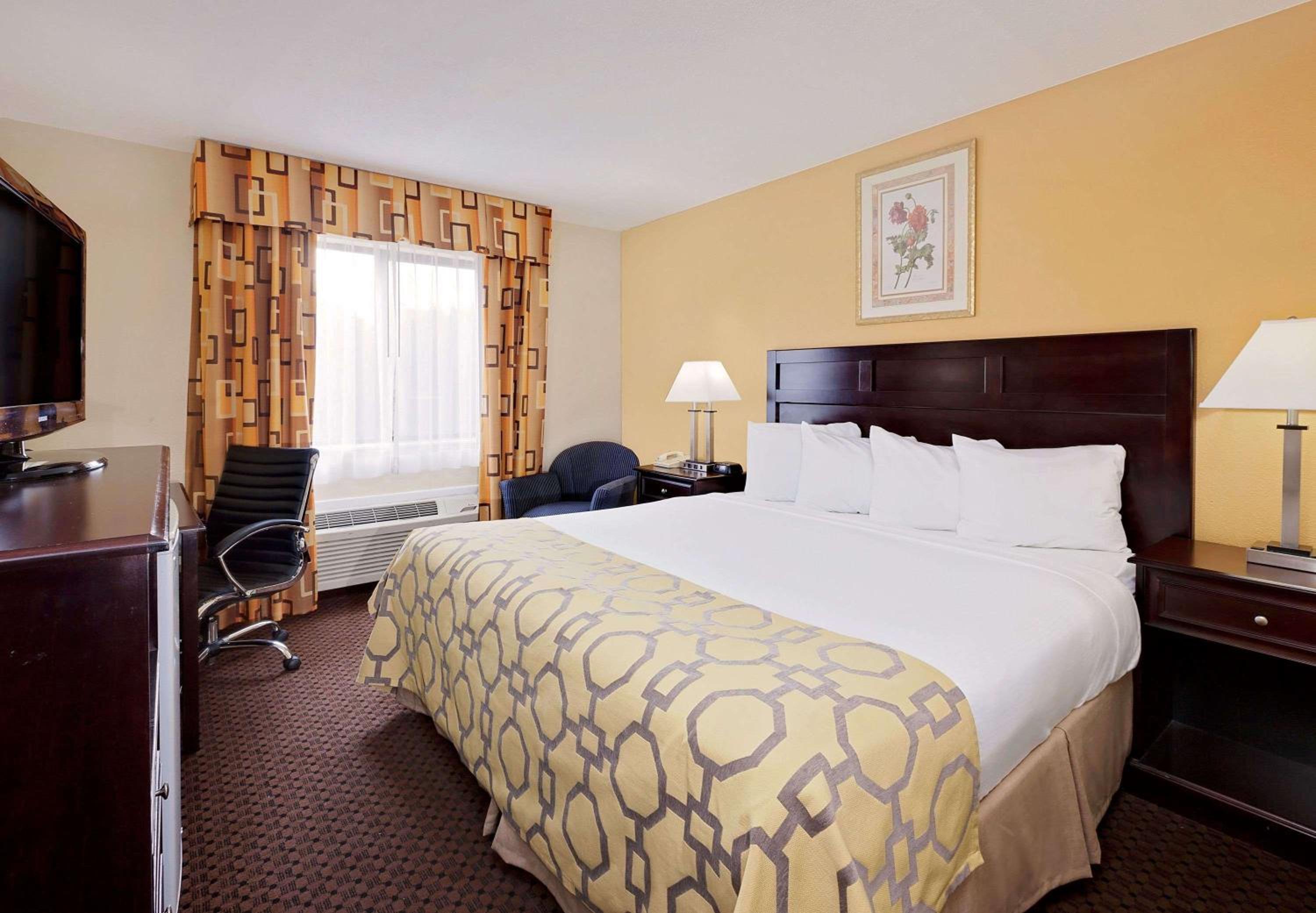 King Room - Non-Smoking - Photo 1