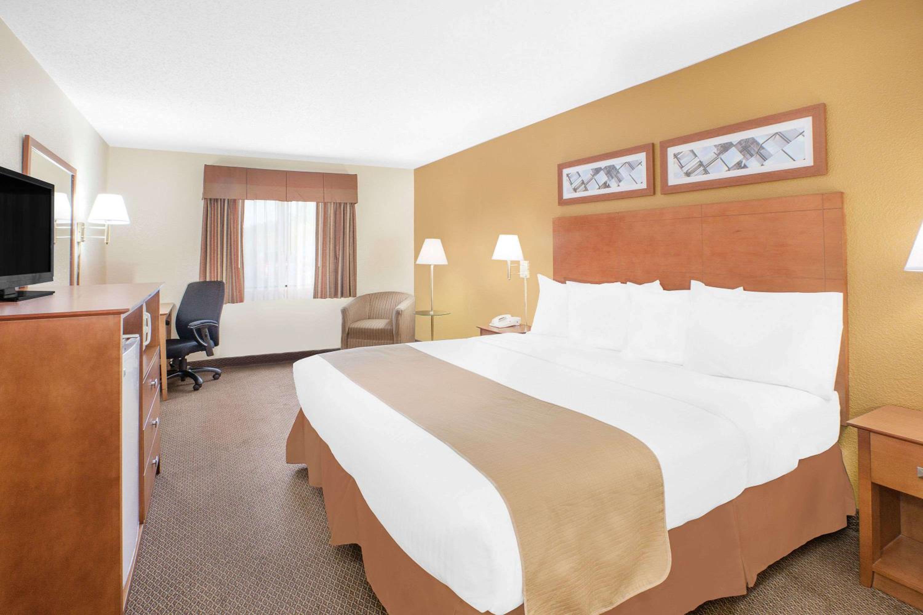 Executive King Suite - Non-Smoking - Photo 7