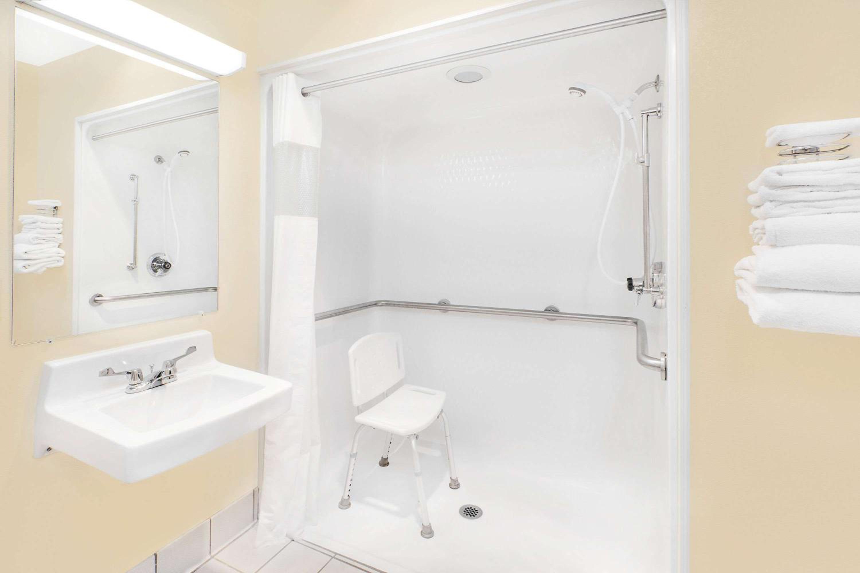 Double Room - Disability Access/Non-Smoking - Photo 3