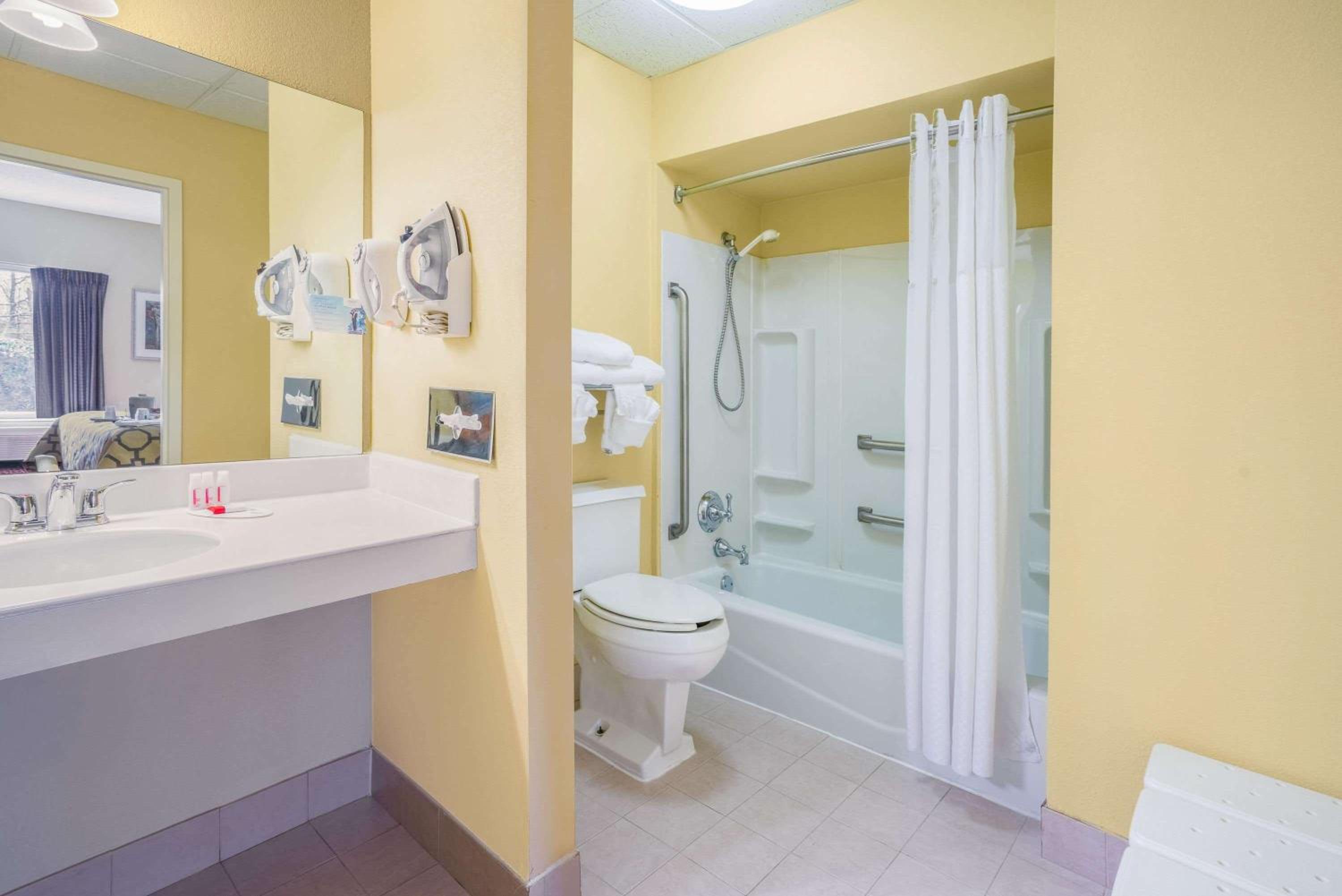 King Room - Mobility Access/Non-Smoking photo 3